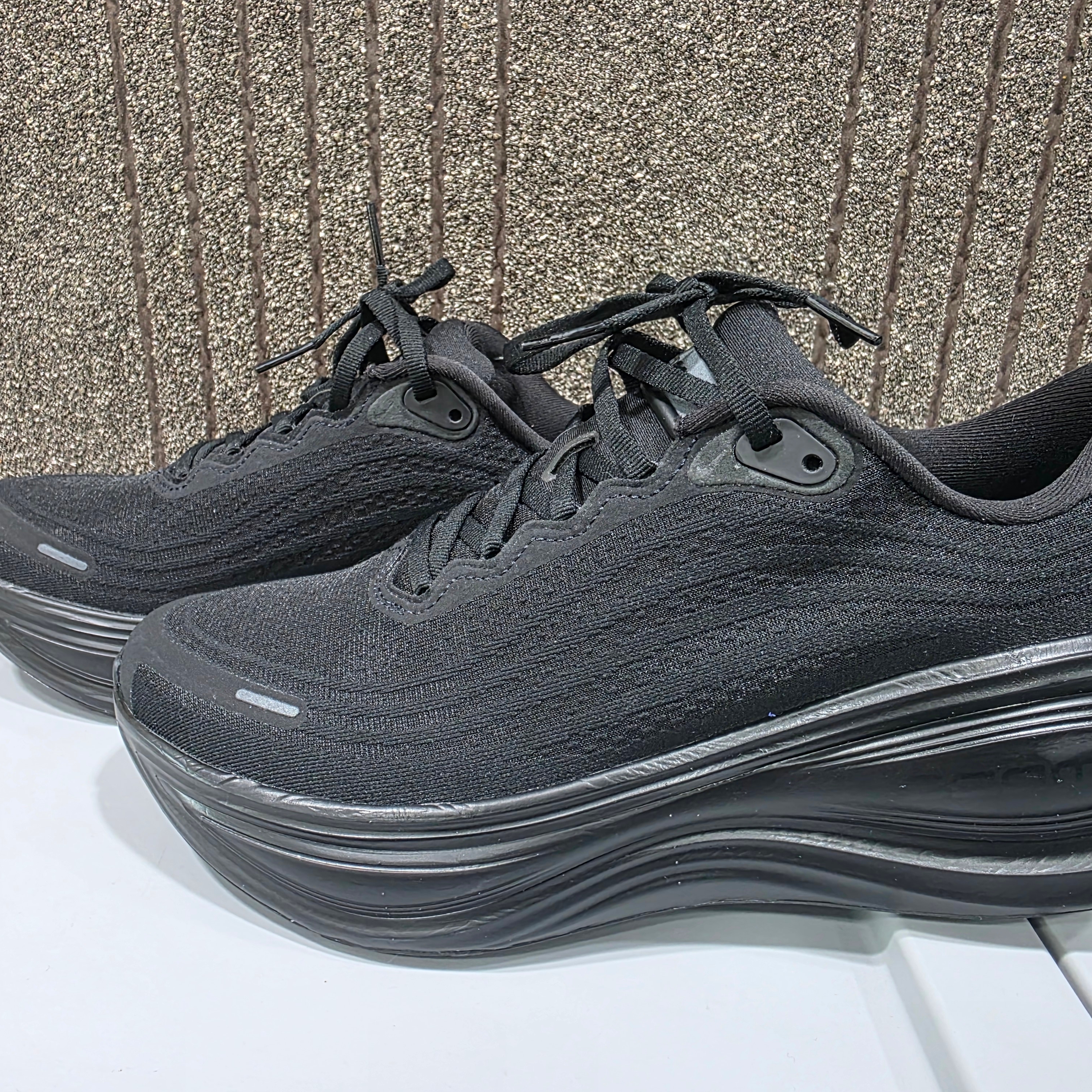 NIke Vomero Plus Black Anthracite 착용 스타일 - 3