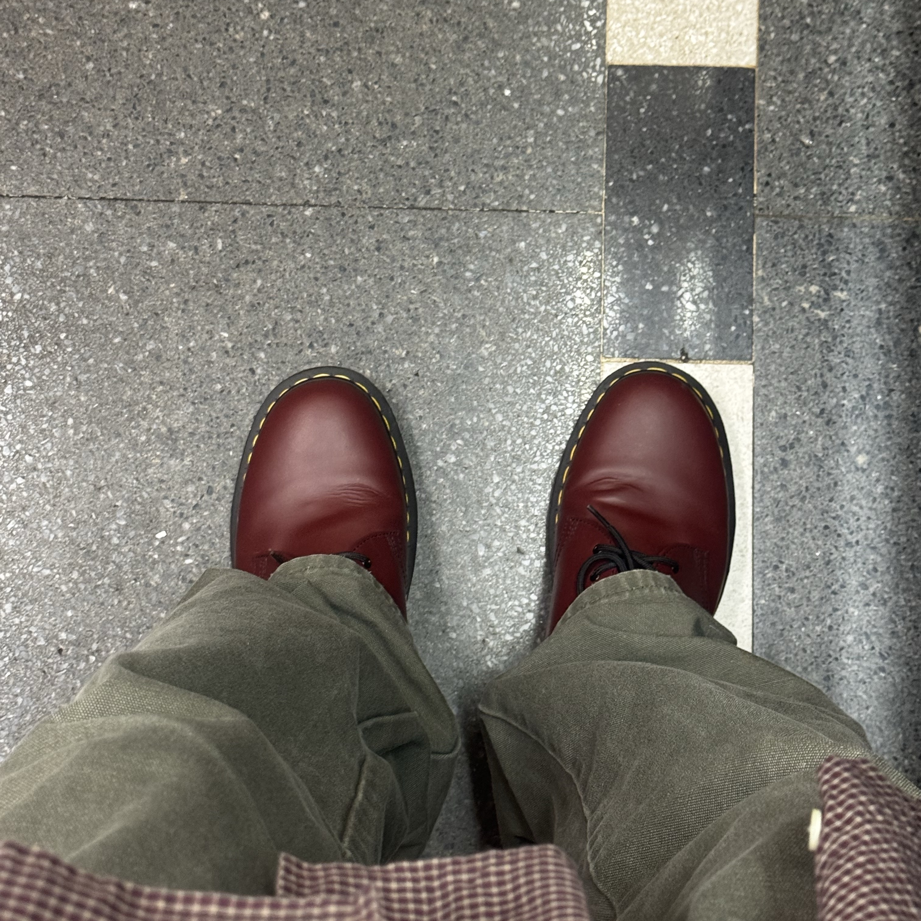 Dr. Martens 1461 Smooth Leather Oxford Shoes Cherry Red, Dickies Loose Fit Double Knee Work Pants Khaki 착용 스타일 - 1