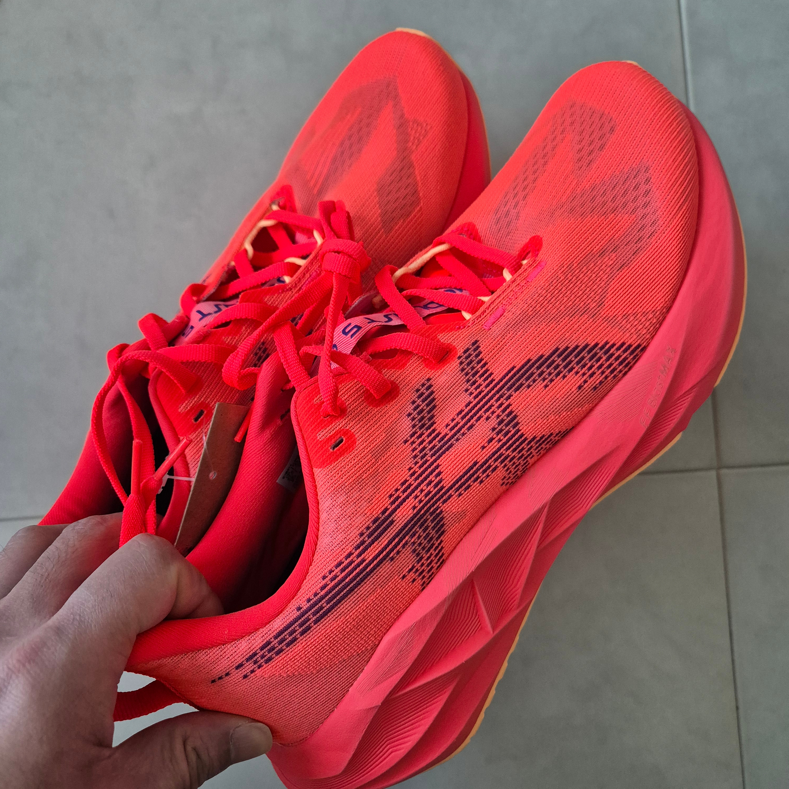 Asics Novablast 5 Flash Red Edo Purple 착용 스타일 - 3