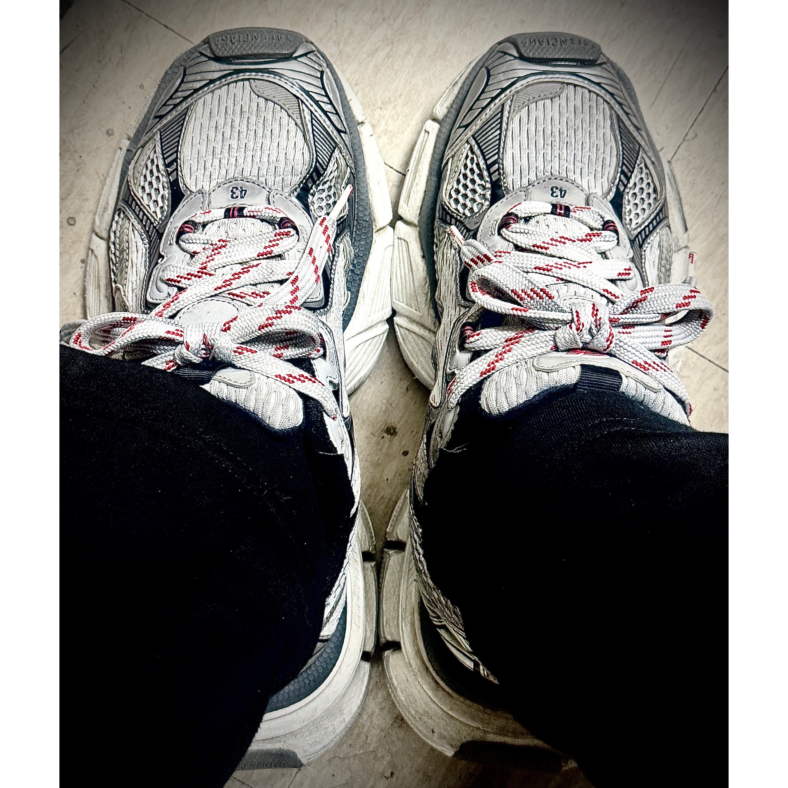 Balenciaga 3XL Sneakers Grey White Red 착용 스타일