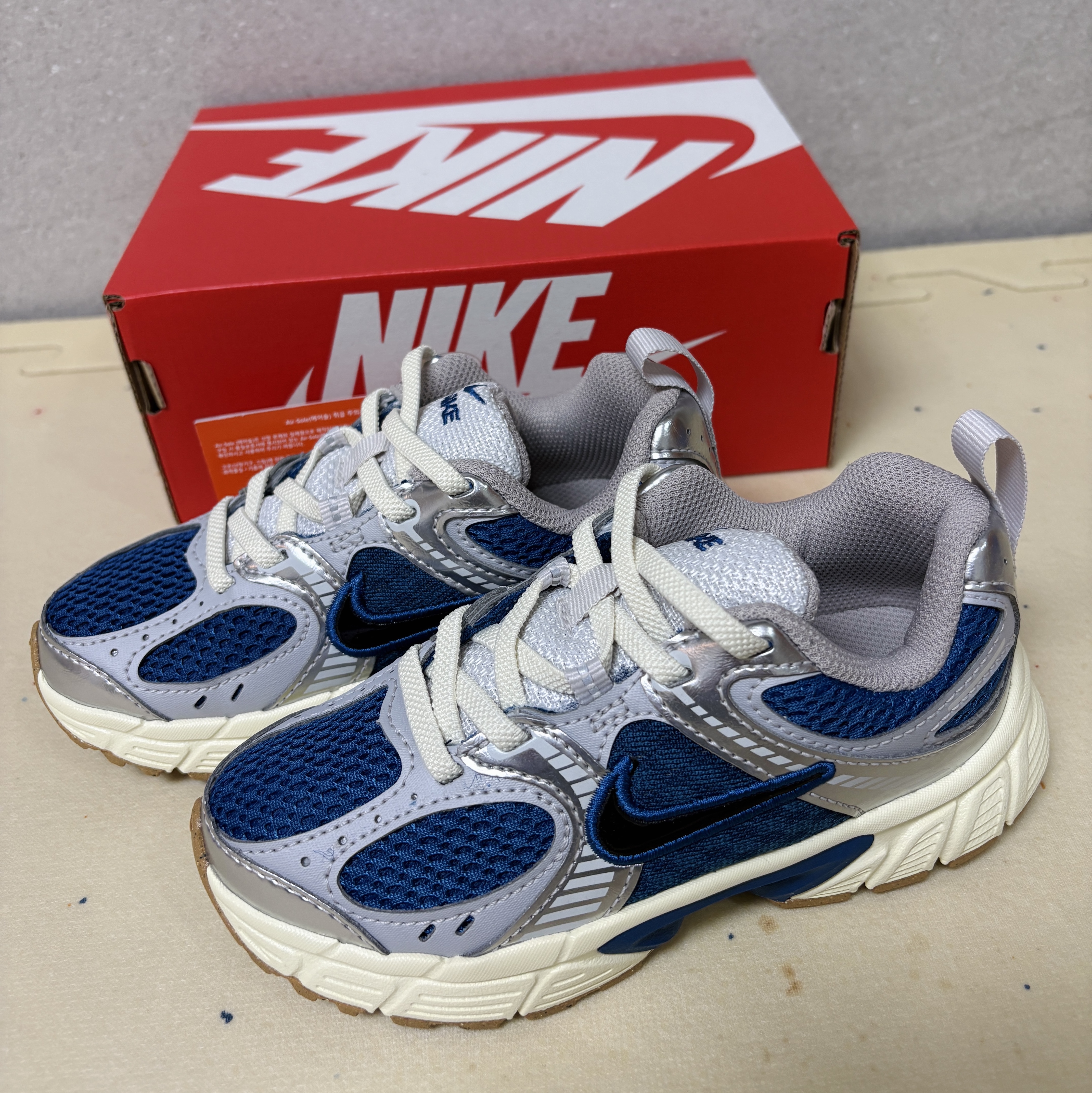 Nike V5 RNR Blue Void Wolf Grey 착용 스타일 - 3