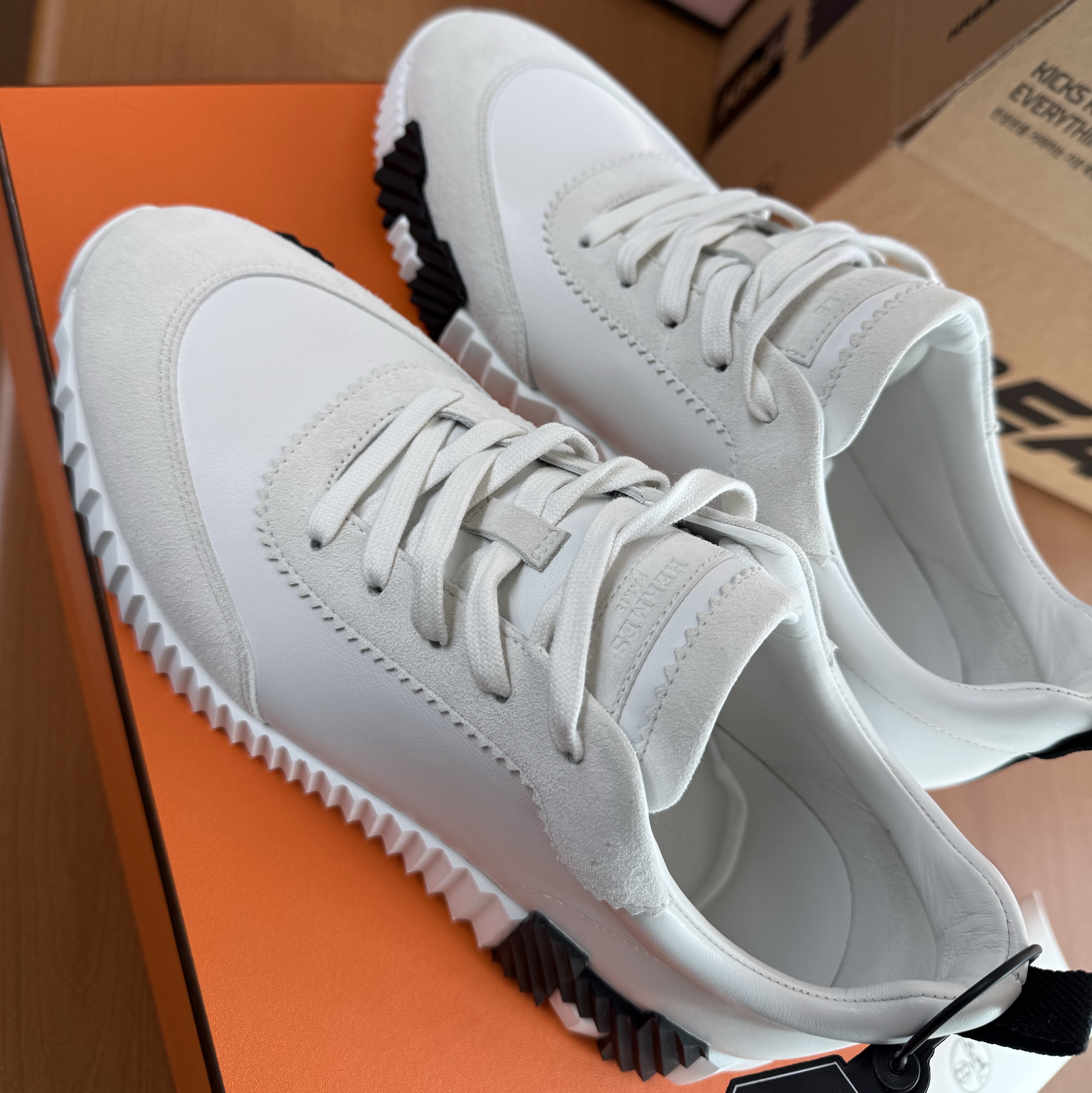 Hermes Bouncing Sneakers Calfskin Suede Goatskin & Blanc 착용 스타일 - 2