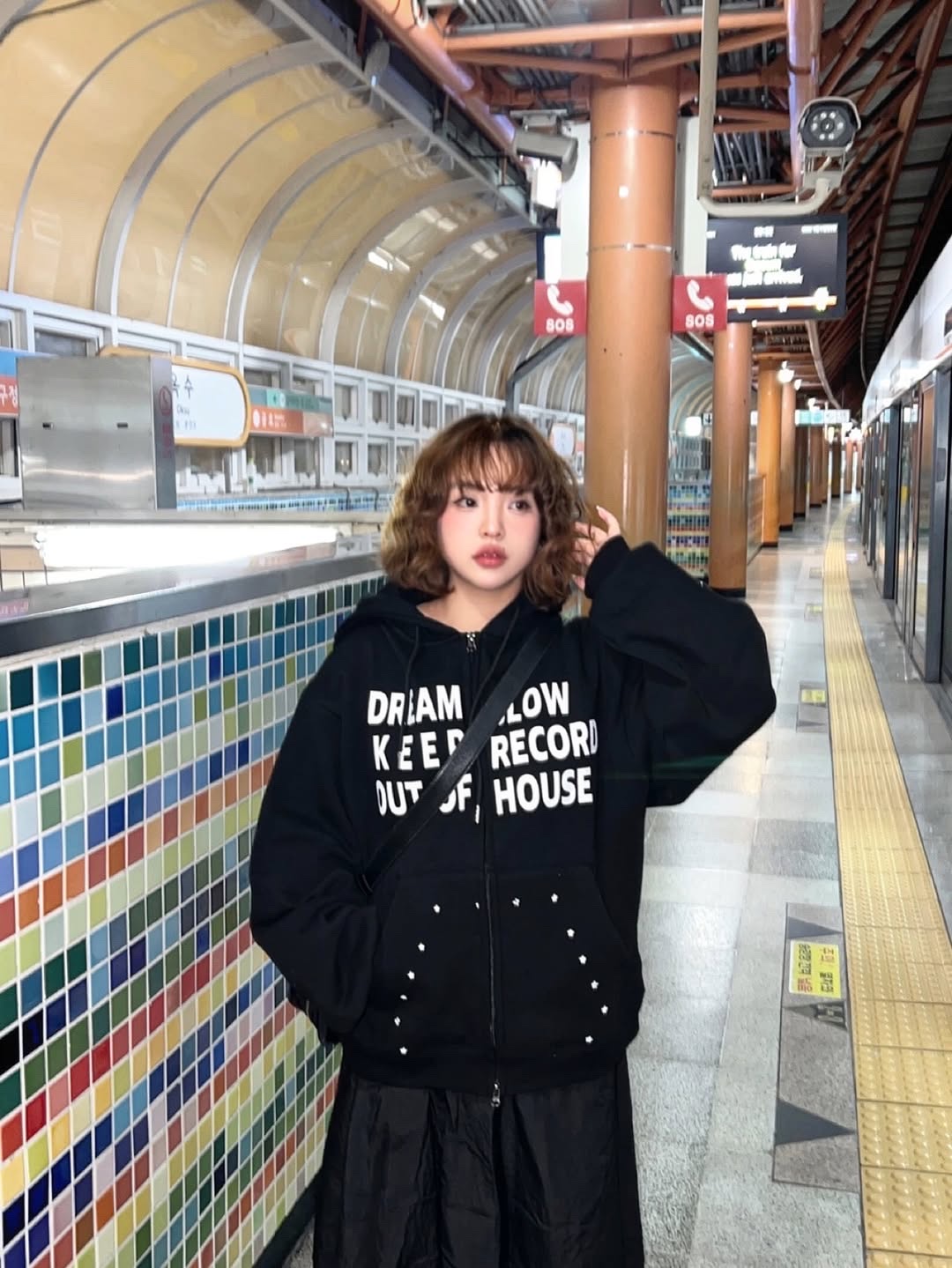 SLOW RECORD HOUSE Typo Star Hood Zip-up Black 착용 스타일 - 1
