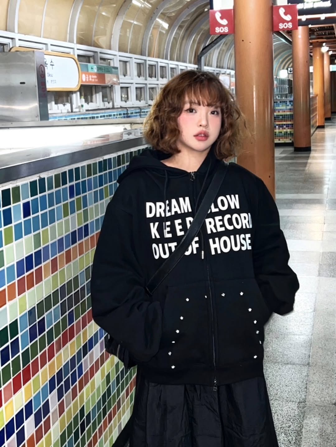 SLOW RECORD HOUSE Typo Star Hood Zip-up Black 착용 스타일 - 3