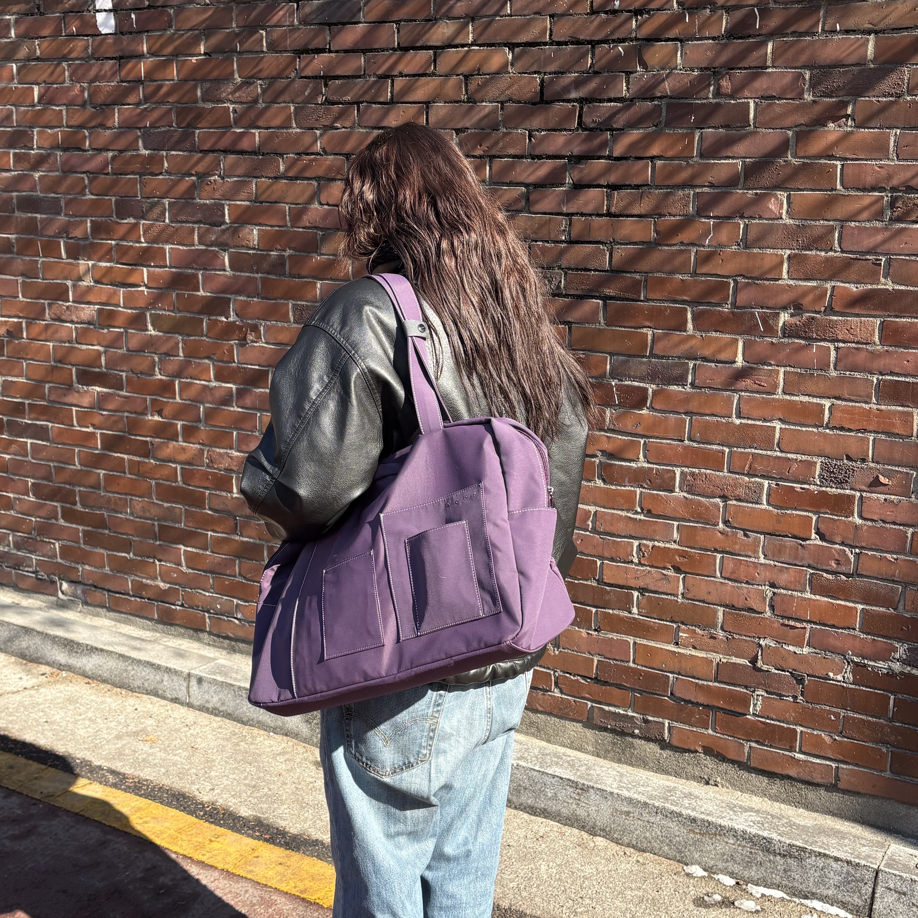 ACOC Grid Duffle L Bag_Purple 착용 스타일