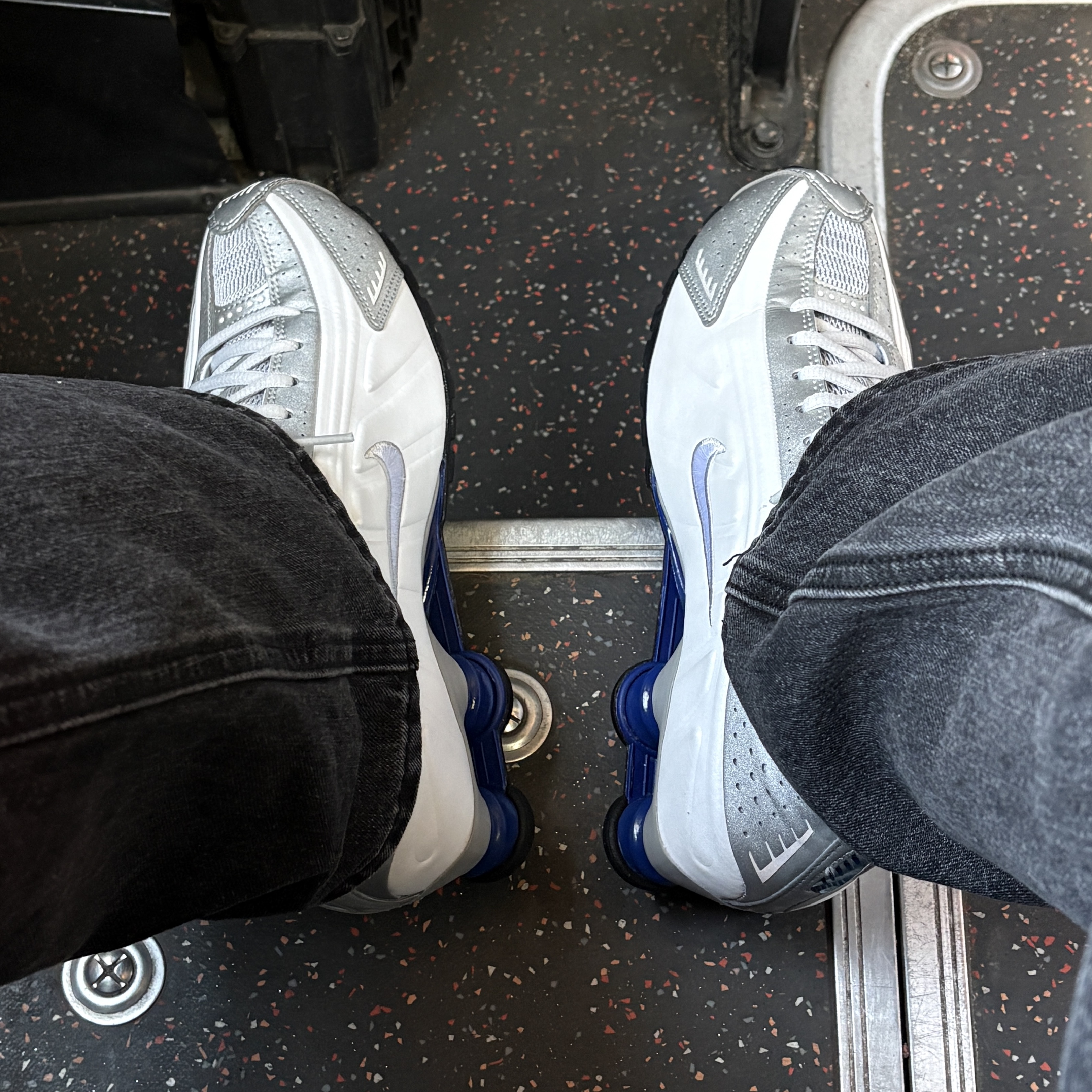 Nike Shox R4 White Metallic Silver Deep Royal Blue White 착용 스타일 - 8