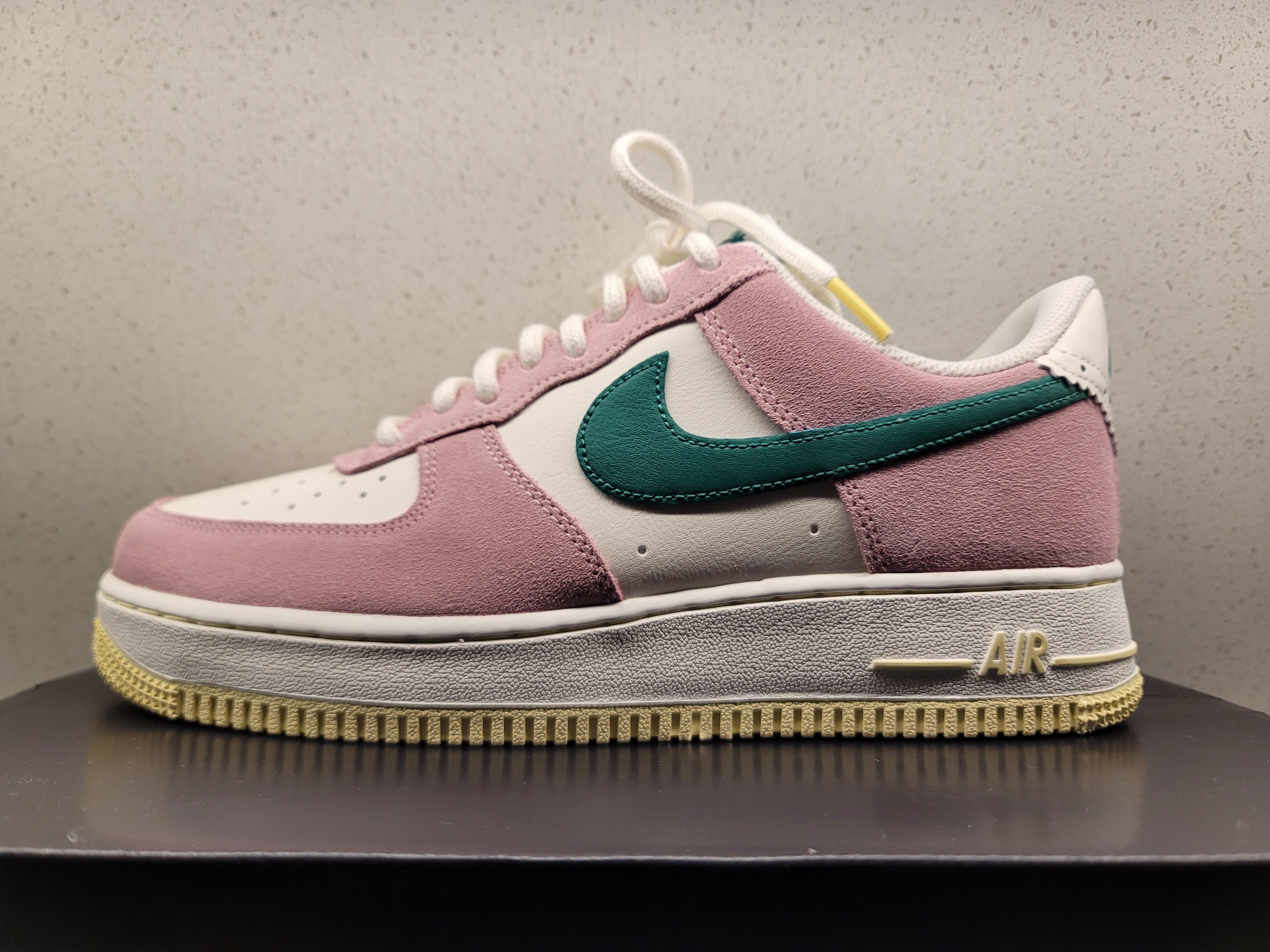 Nike Air Force 1 '07 Sail Medium Soft Pink 착용 스타일 - 1