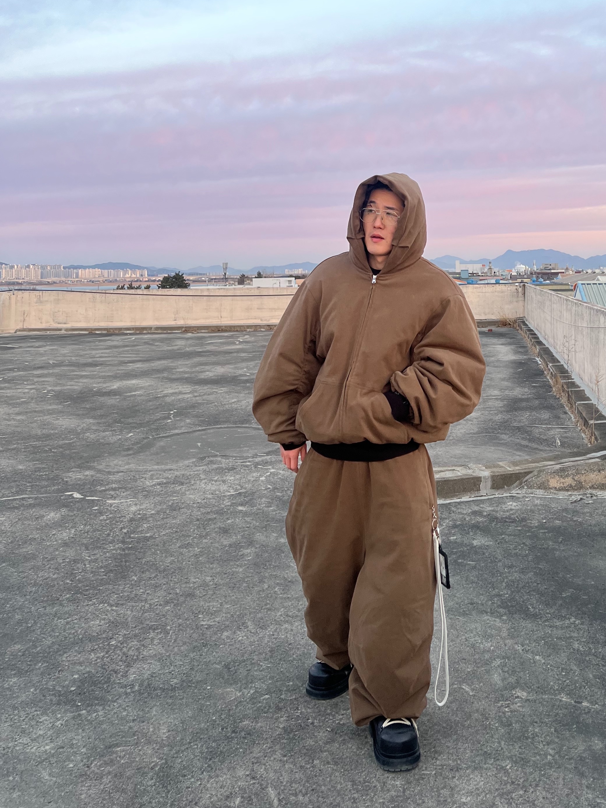 Nonnod Moleskin Shirring Bomber Khaki Brown, Nonnod Moleskin Track Pants Khaki Brown 착용 스타일 - 5