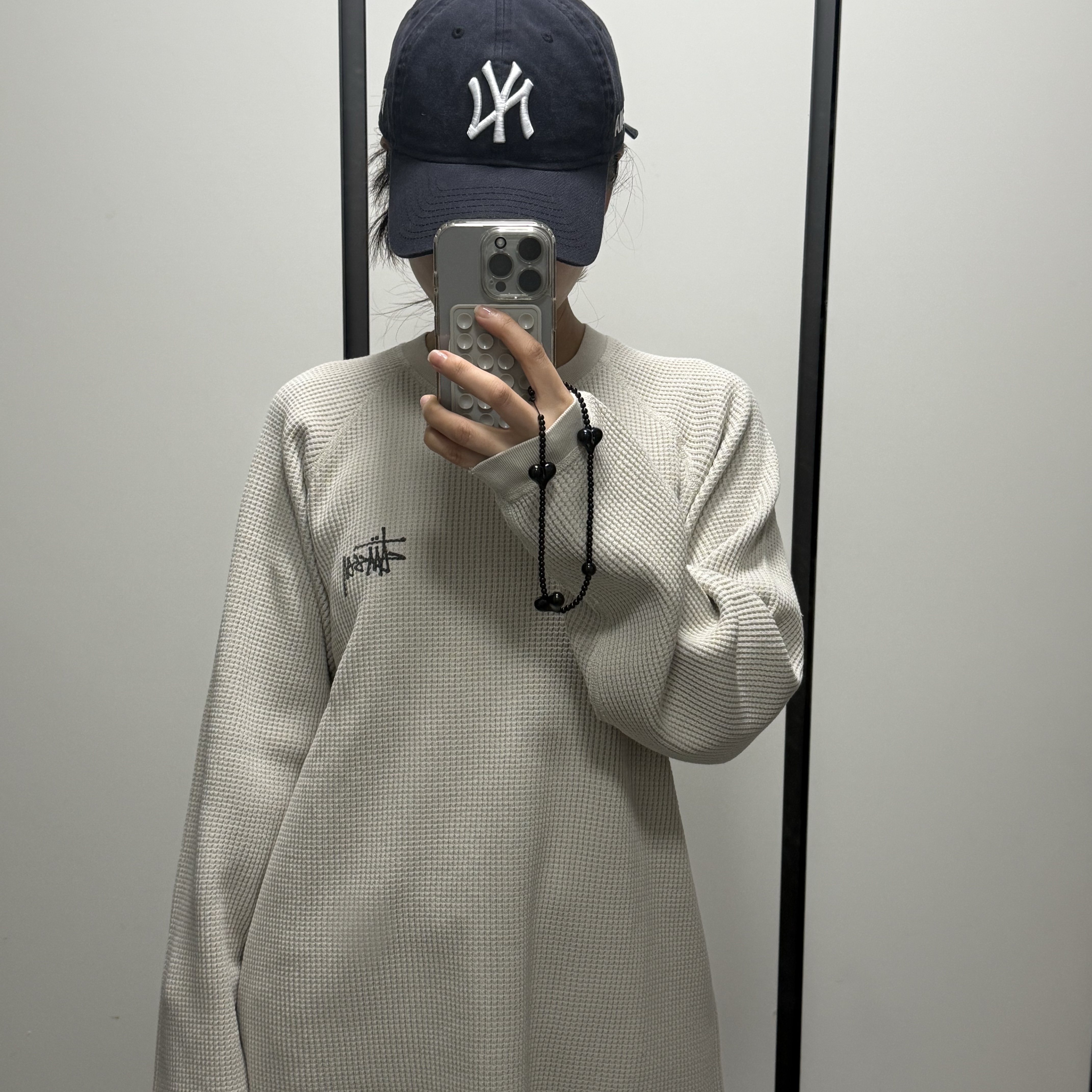 Stussy Raglan Thermal LS Crew Bone, New Era x MoMA New York Yankees Cap Navy 착용 스타일 - 1