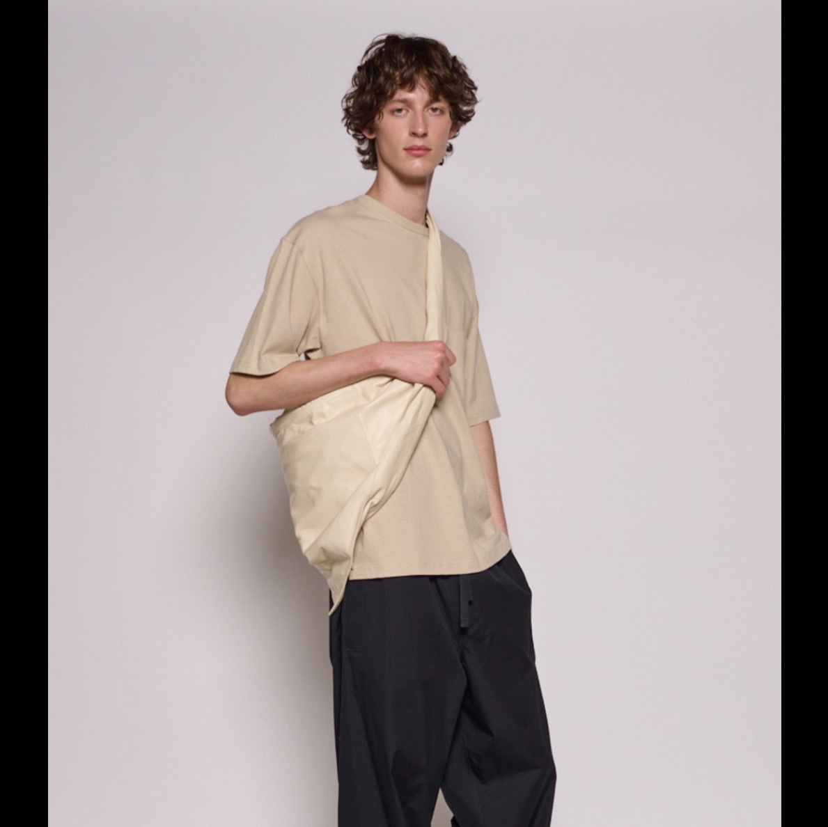 Lemaire Scarf Bag Shiny Nappa Leather Off White 착용 스타일