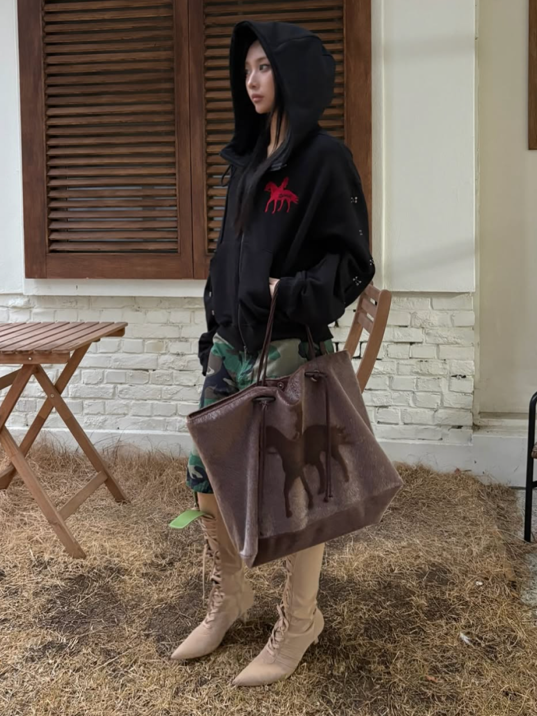 IAB Studio Red Horse Hoodie Brown, CAVISH Star Pony Keyring Brown 착용 스타일 - 2