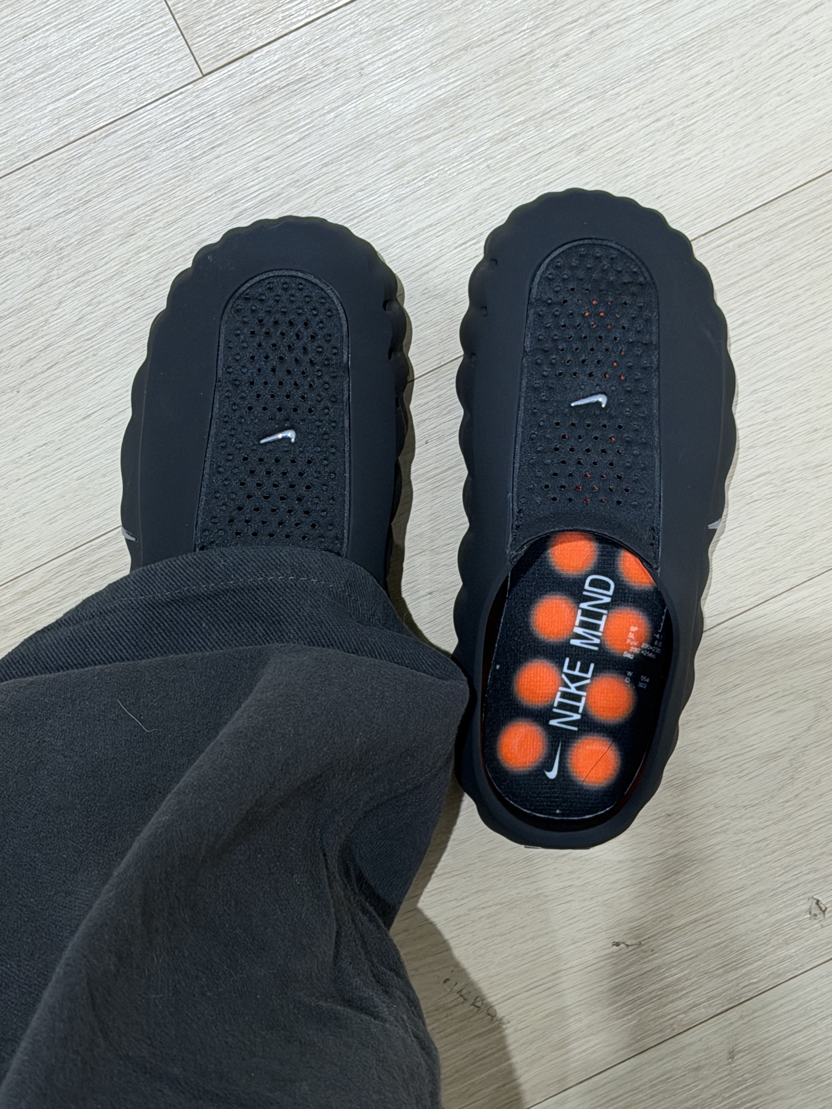 Nike Mind 001 Black Chrome 착용 스타일 - 4