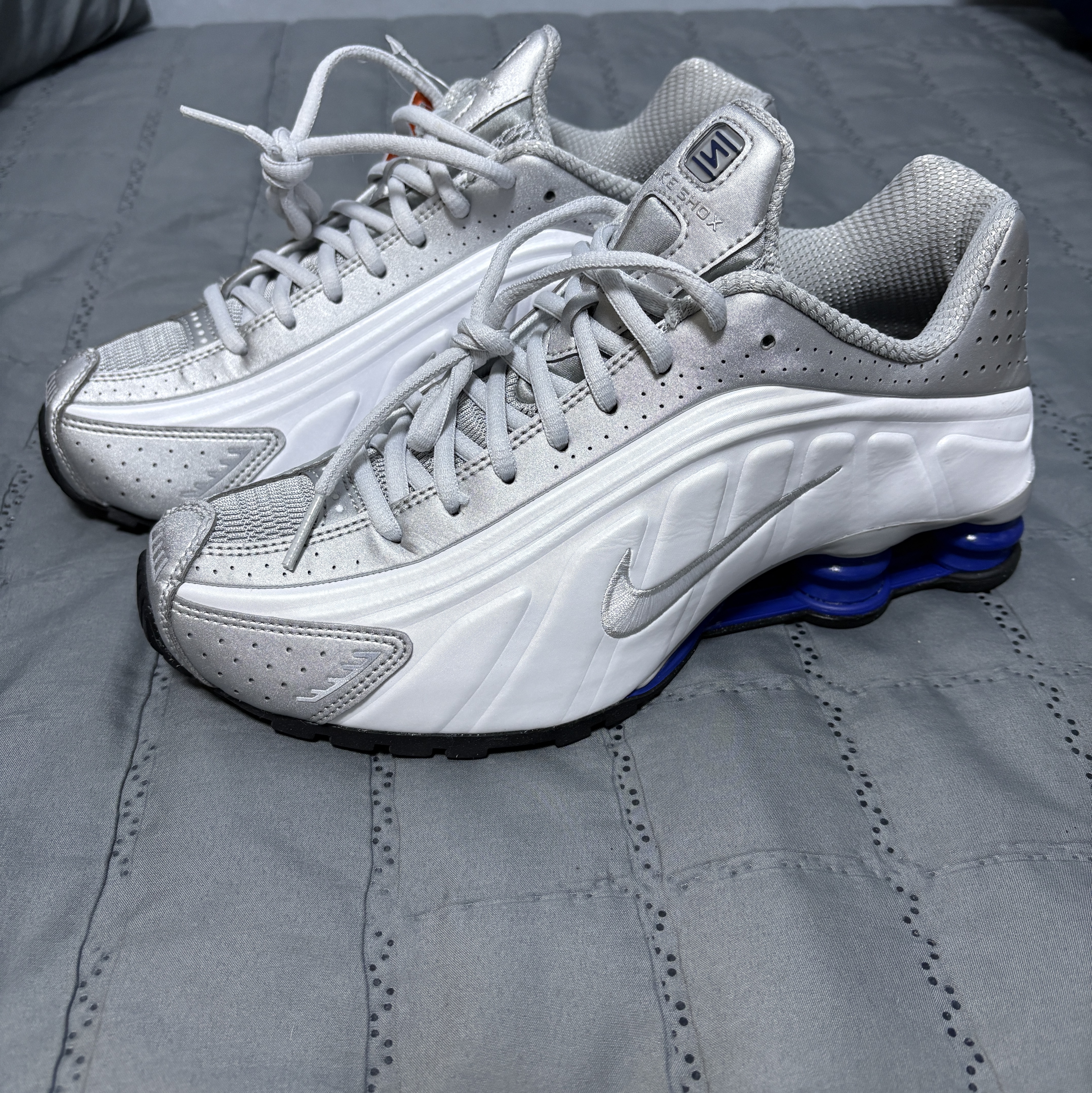 Nike Shox R4 White Metallic Silver Deep Royal Blue White 착용 스타일 - 1