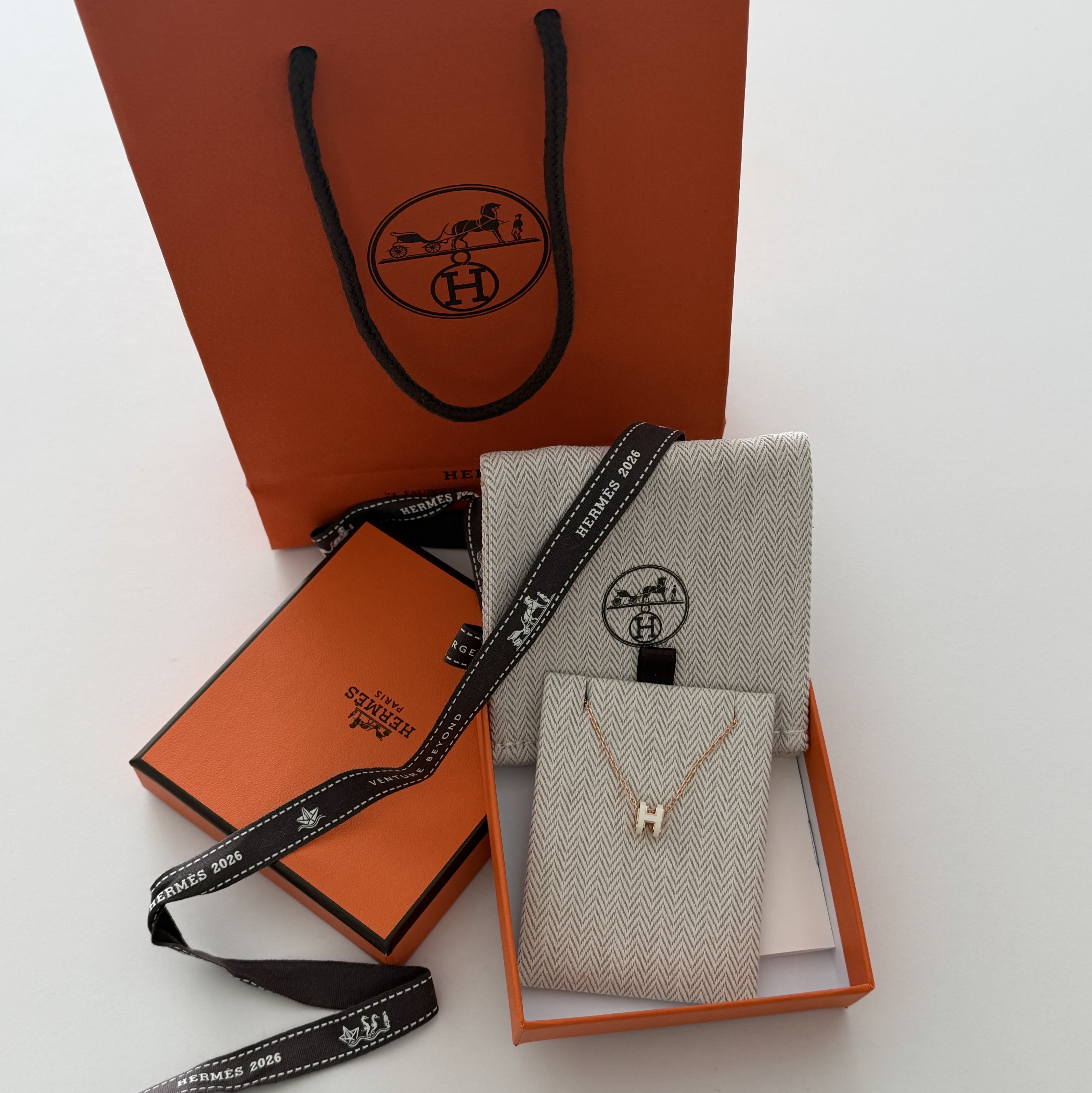 (W) Hermes Mini Pop H Pendant Rose Gold & Blanc 착용 스타일
