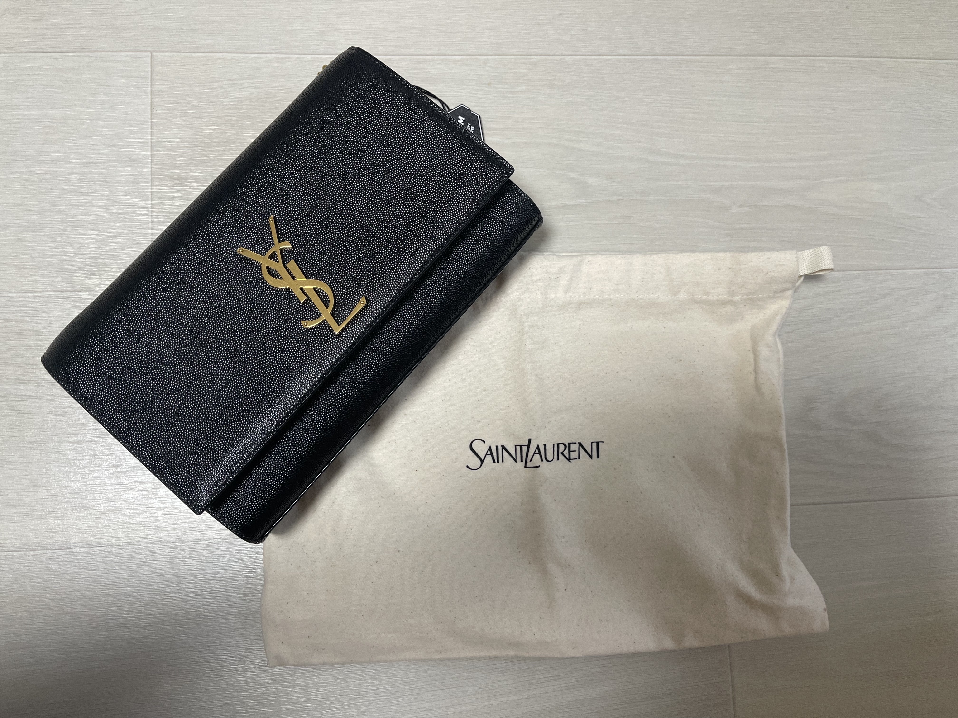 Saint Laurent Kate Medium Chain Bag in Grain De Poudre Leather Black 착용 스타일 - 2