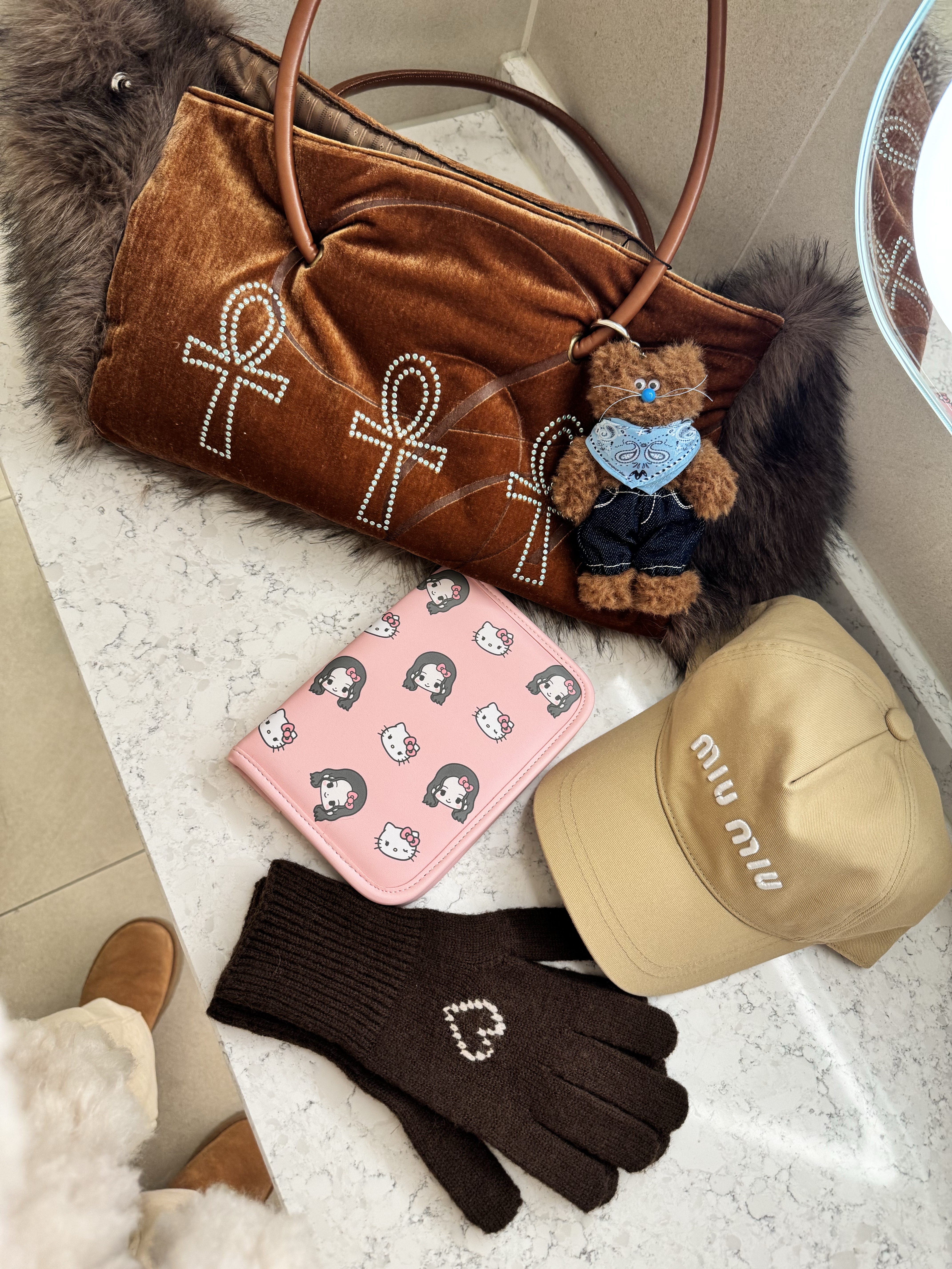 [HELLO KITTY x JISOO] Passport Case, (W) UGG Classic Ultra Mini Platform Boots Chestnut 착용 스타일
