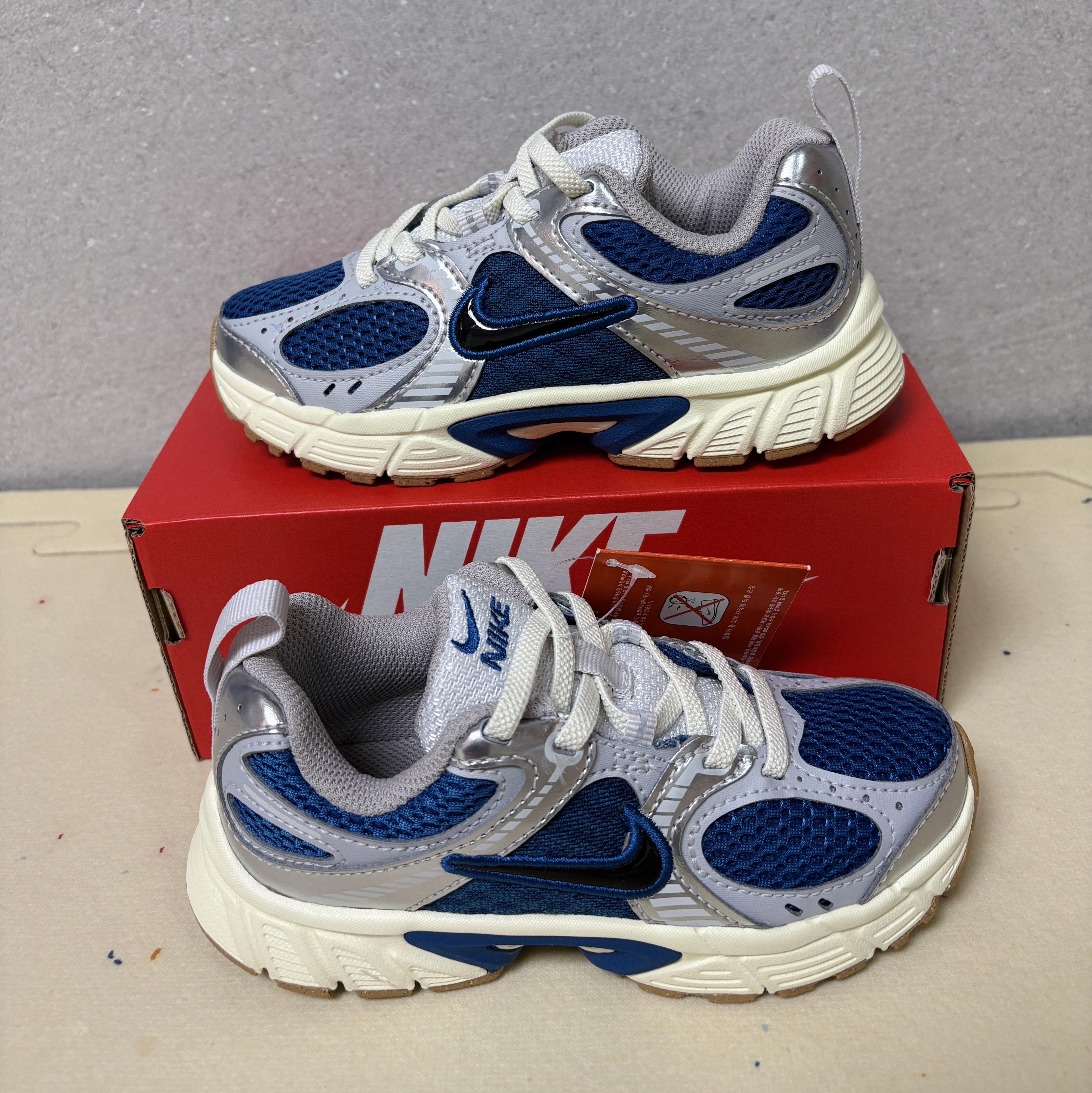 Nike V5 RNR Blue Void Wolf Grey 착용 스타일 - 2