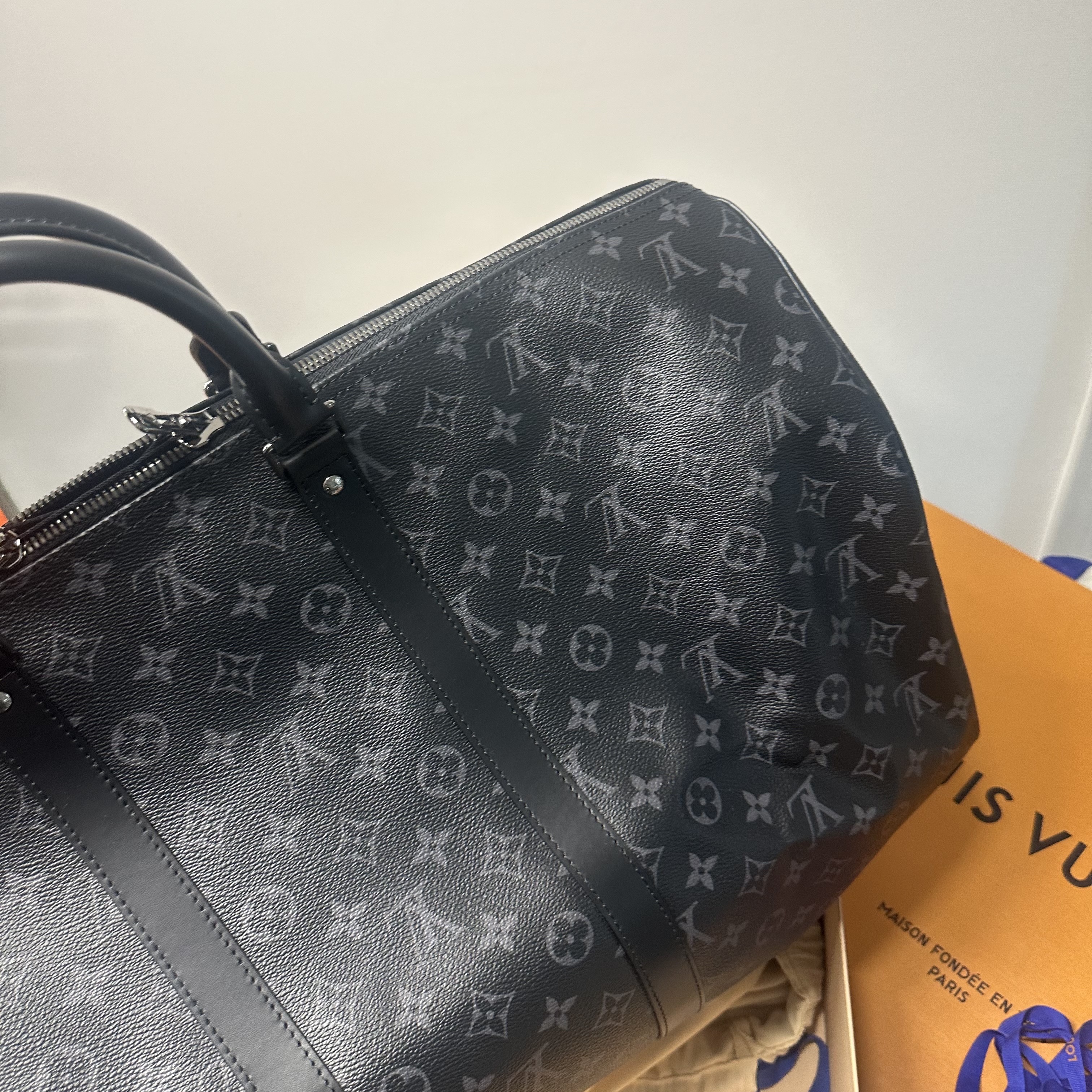 Louis Vuitton Keepall Bandouliere 55 Monogram Eclipse Grey 착용 스타일