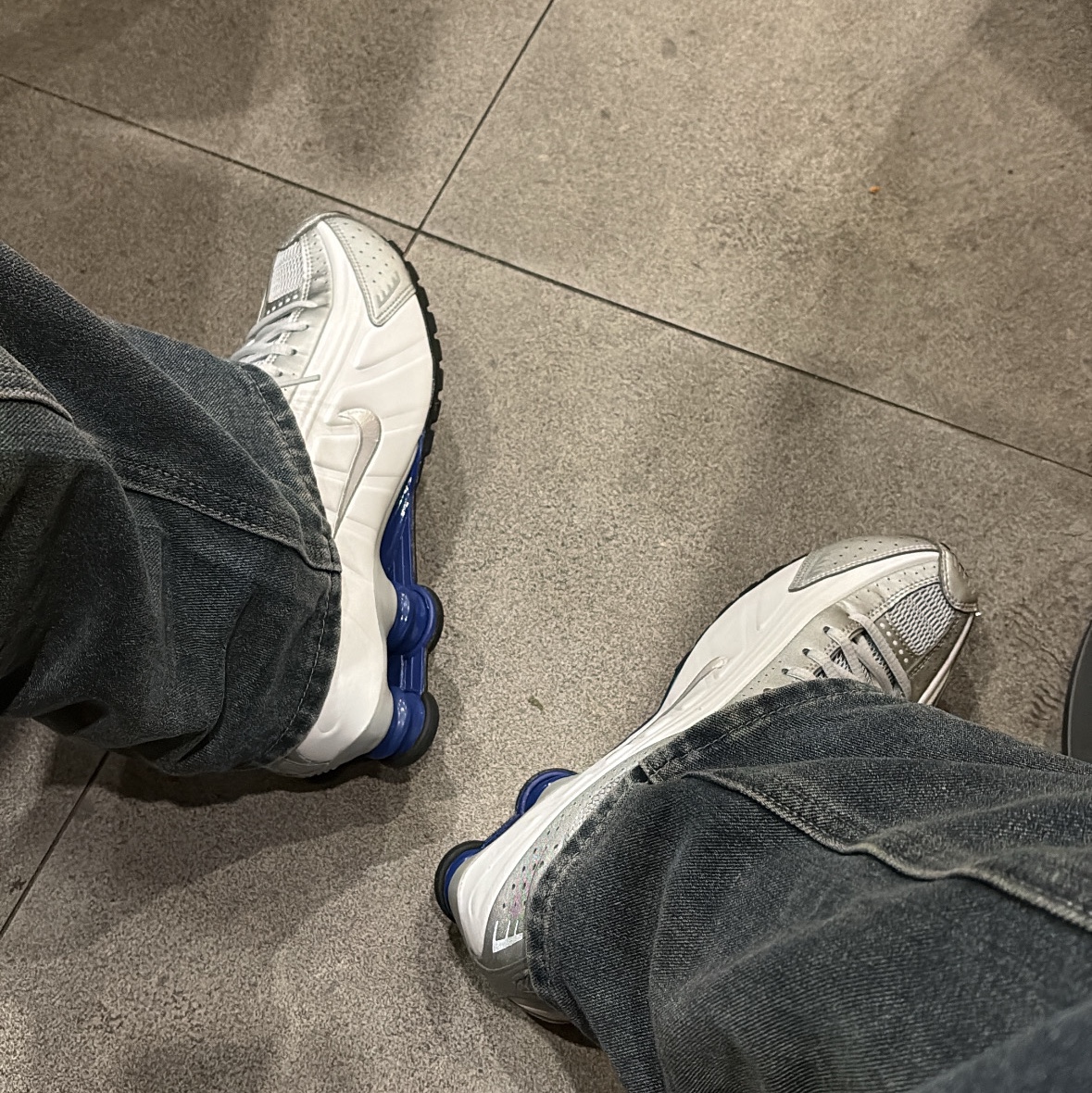 Nike Shox R4 White Metallic Silver Deep Royal Blue White 착용 스타일 - 5