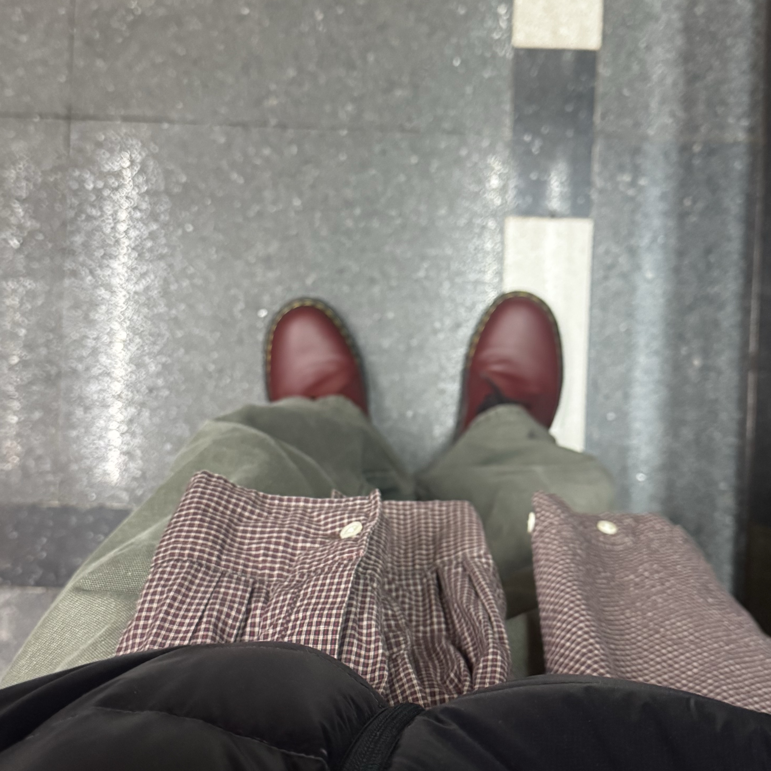 Dr. Martens 1461 Smooth Leather Oxford Shoes Cherry Red, Dickies Loose Fit Double Knee Work Pants Khaki 착용 스타일 - 2