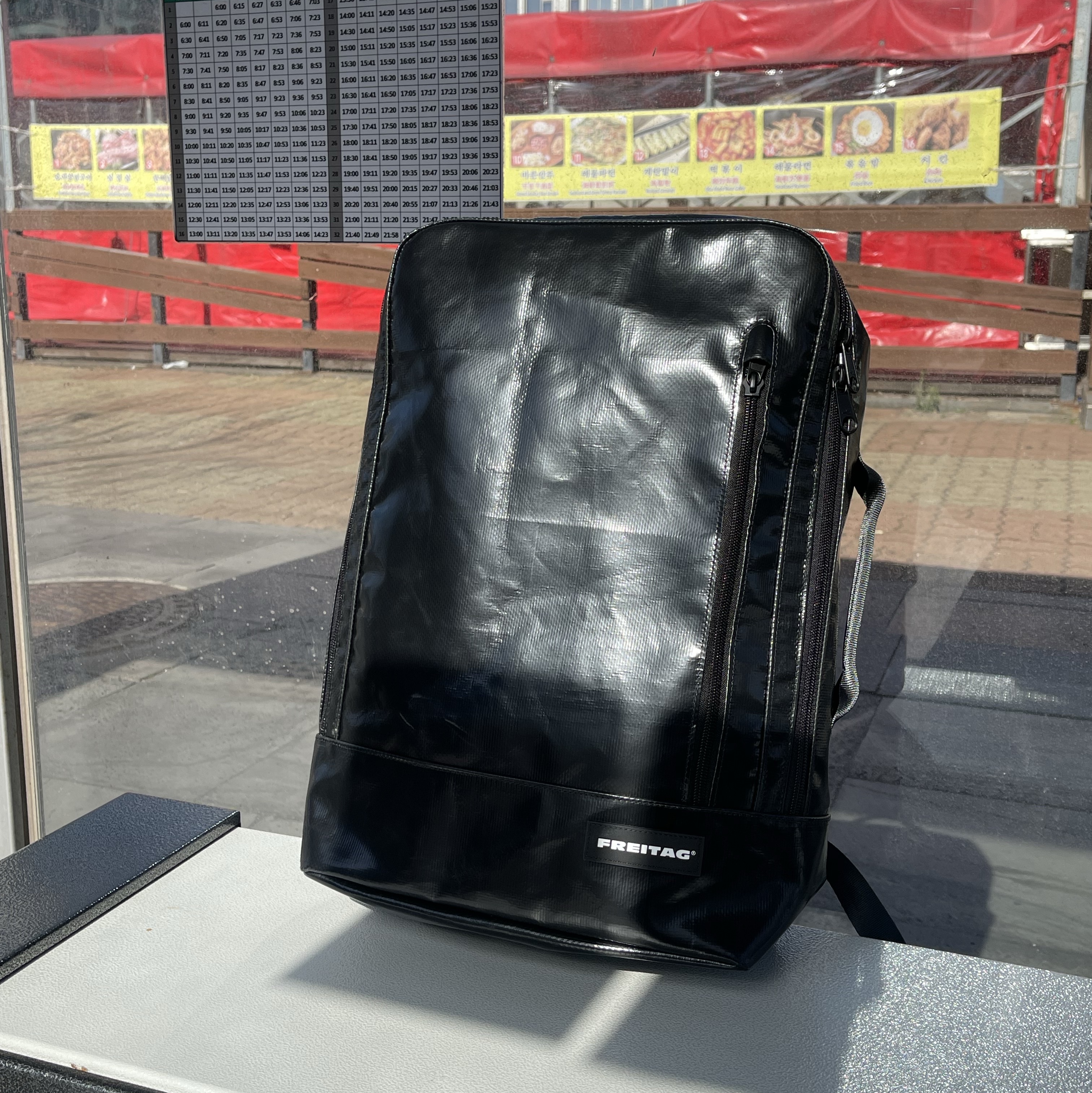 FREITAG Boutique Unisex F306 HAZZARD 0045 Backpack, FREITAG Boutique Unisex F306 HAZZARD 0057 Backpack 착용 스타일 - 2