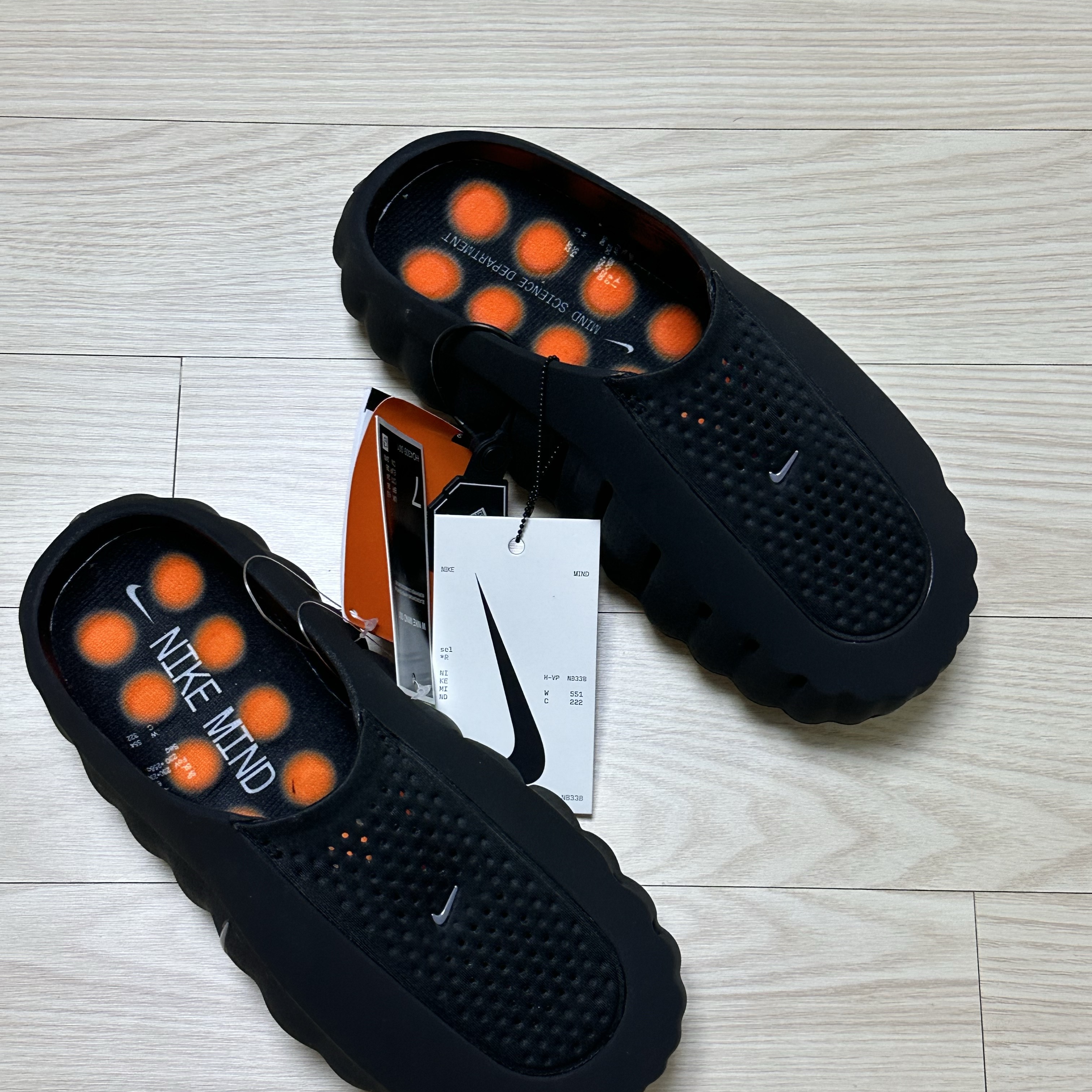 (W) Nike Mind 001 Black Hyper Crimson 착용 스타일 - 1