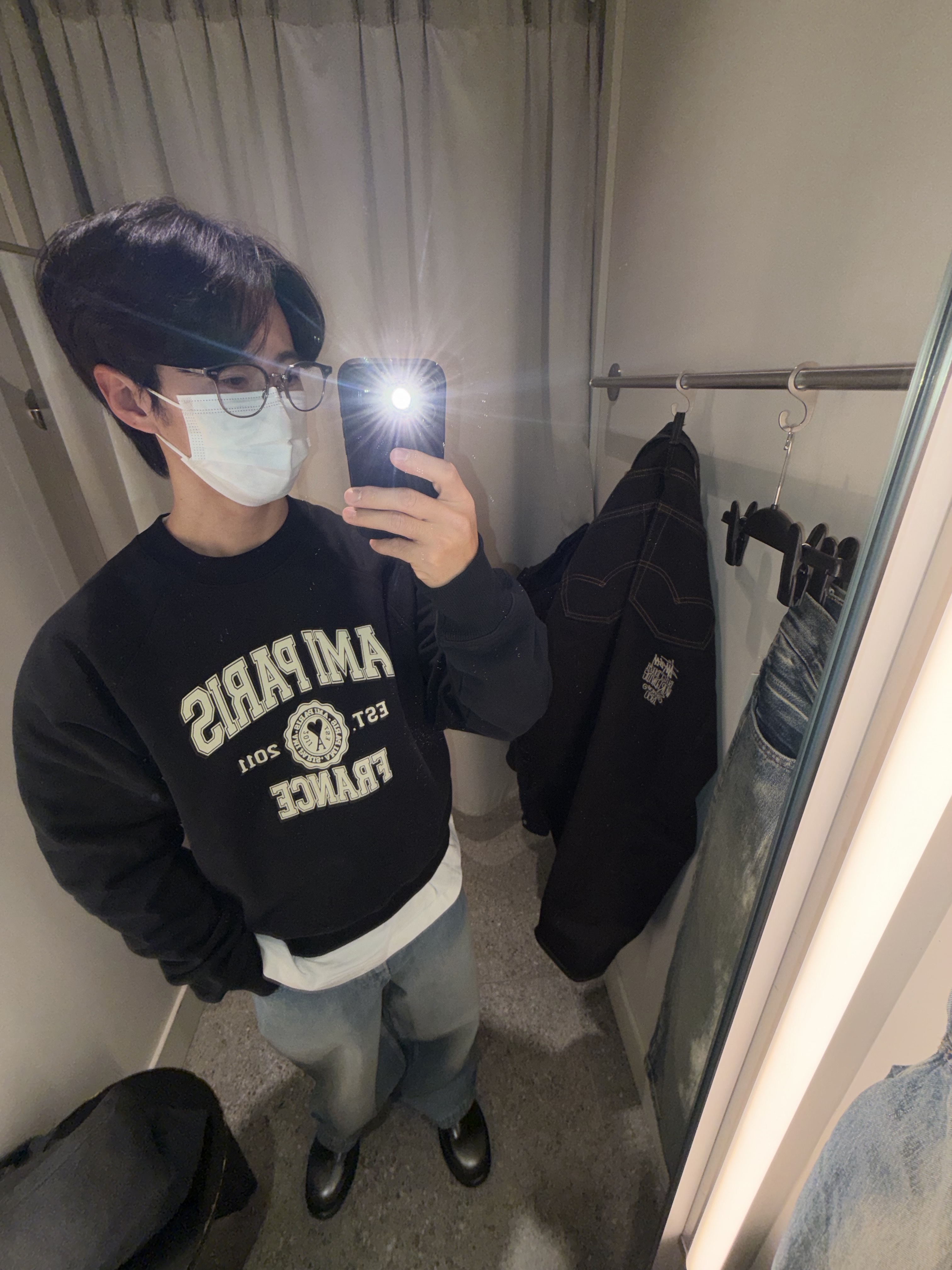 AMI Paris France Sweatshirt Black, Dr. Martens 1461 Silver Arcadia Multi 착용 스타일