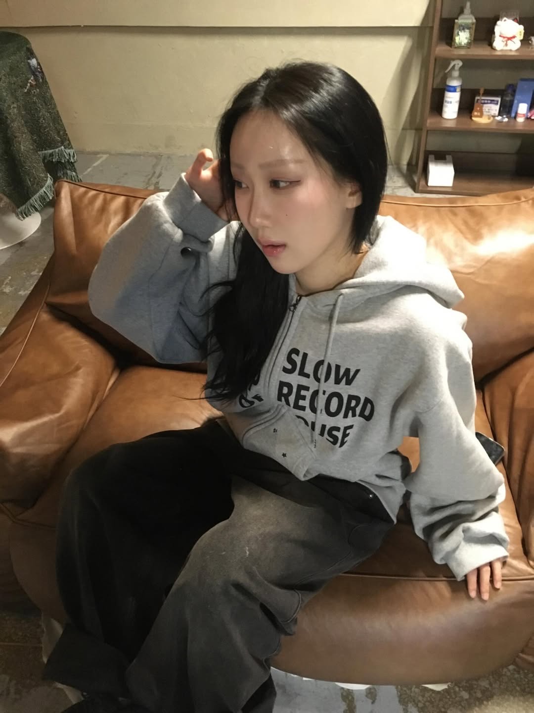SLOW RECORD HOUSE Typo Star Hood Zip-Up Grey 착용 스타일 - 5