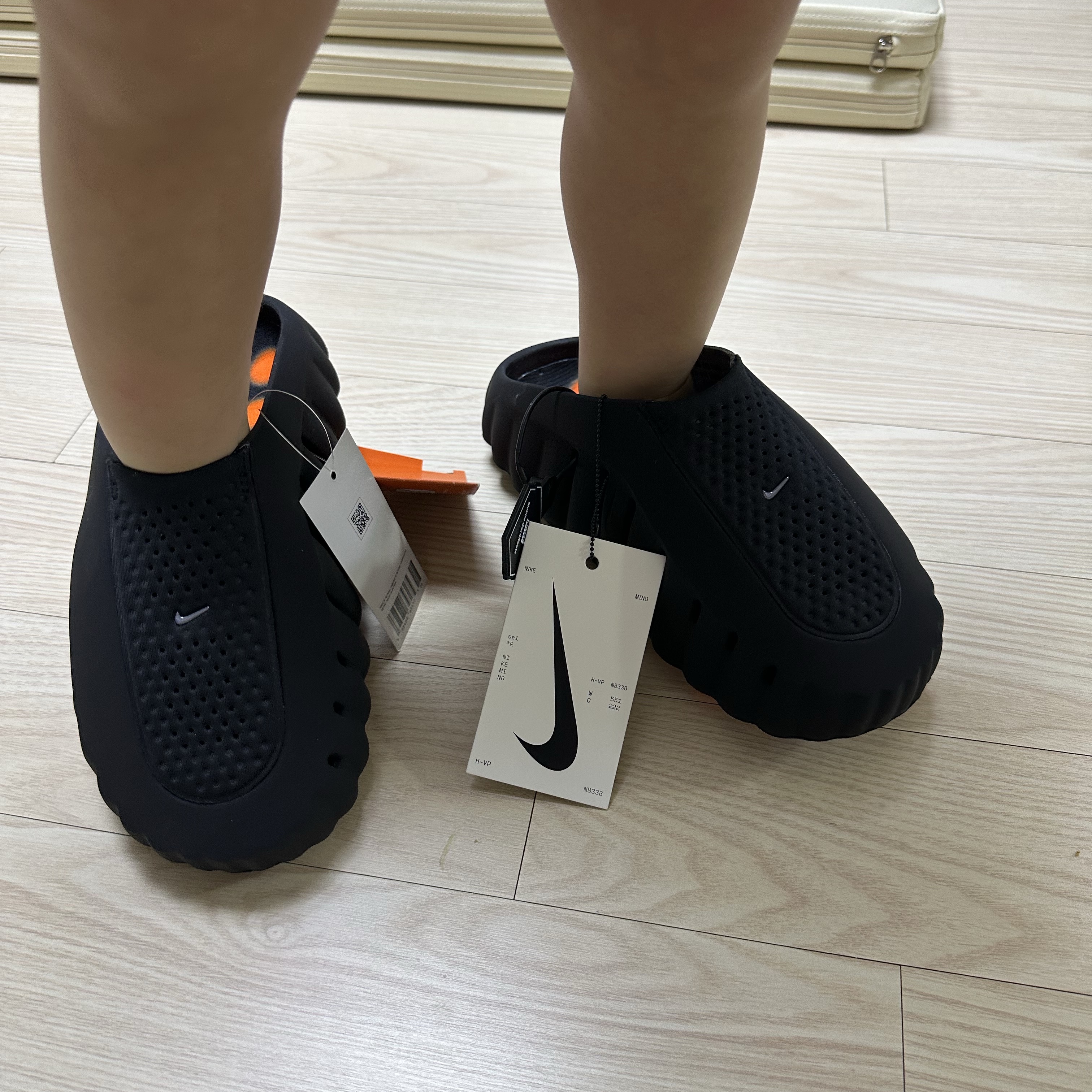 (W) Nike Mind 001 Black Hyper Crimson 착용 스타일 - 2