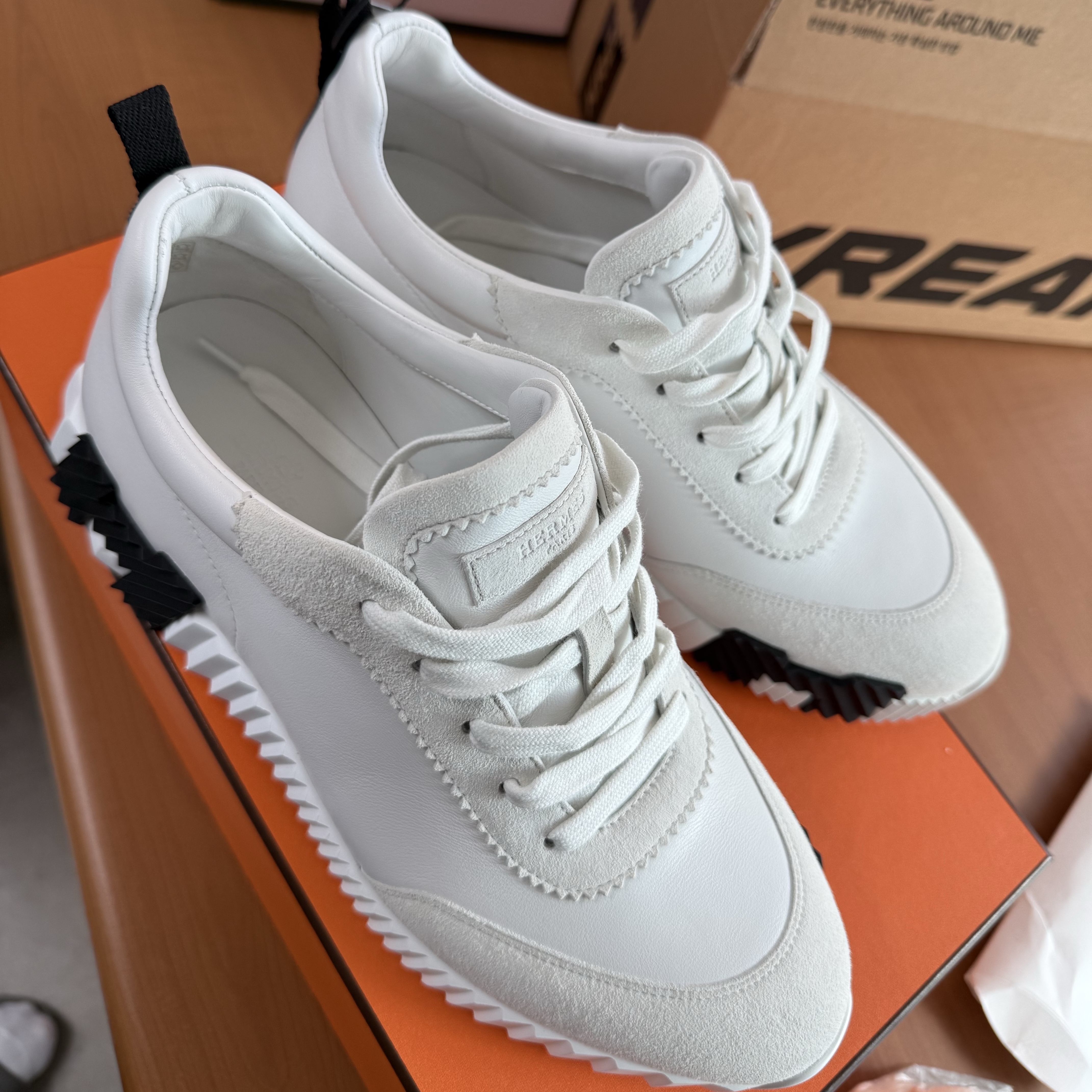 Hermes Bouncing Sneakers Calfskin Suede Goatskin & Blanc 착용 스타일 - 1