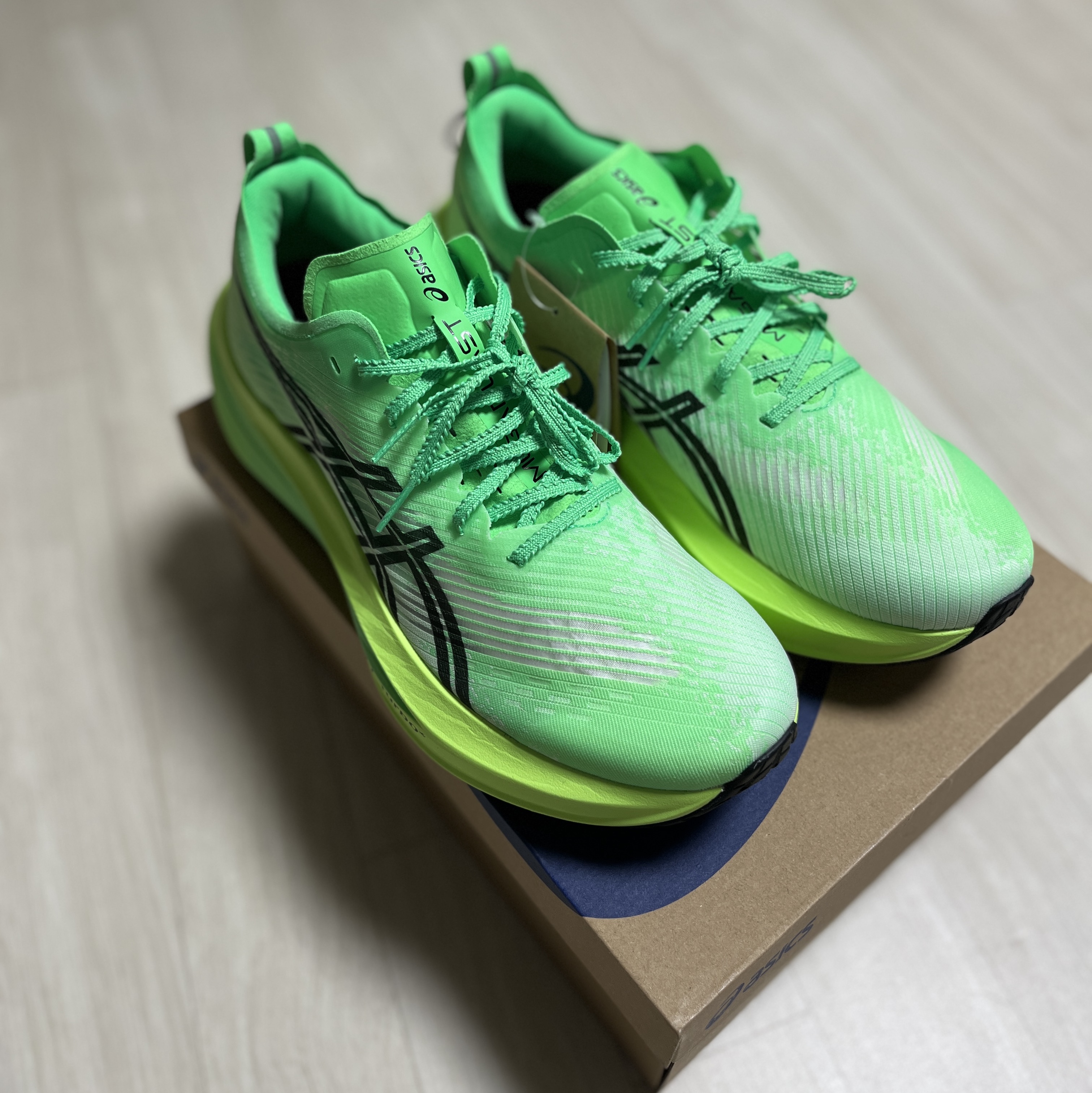 Asics Megablast Vital Green Black 착용 스타일