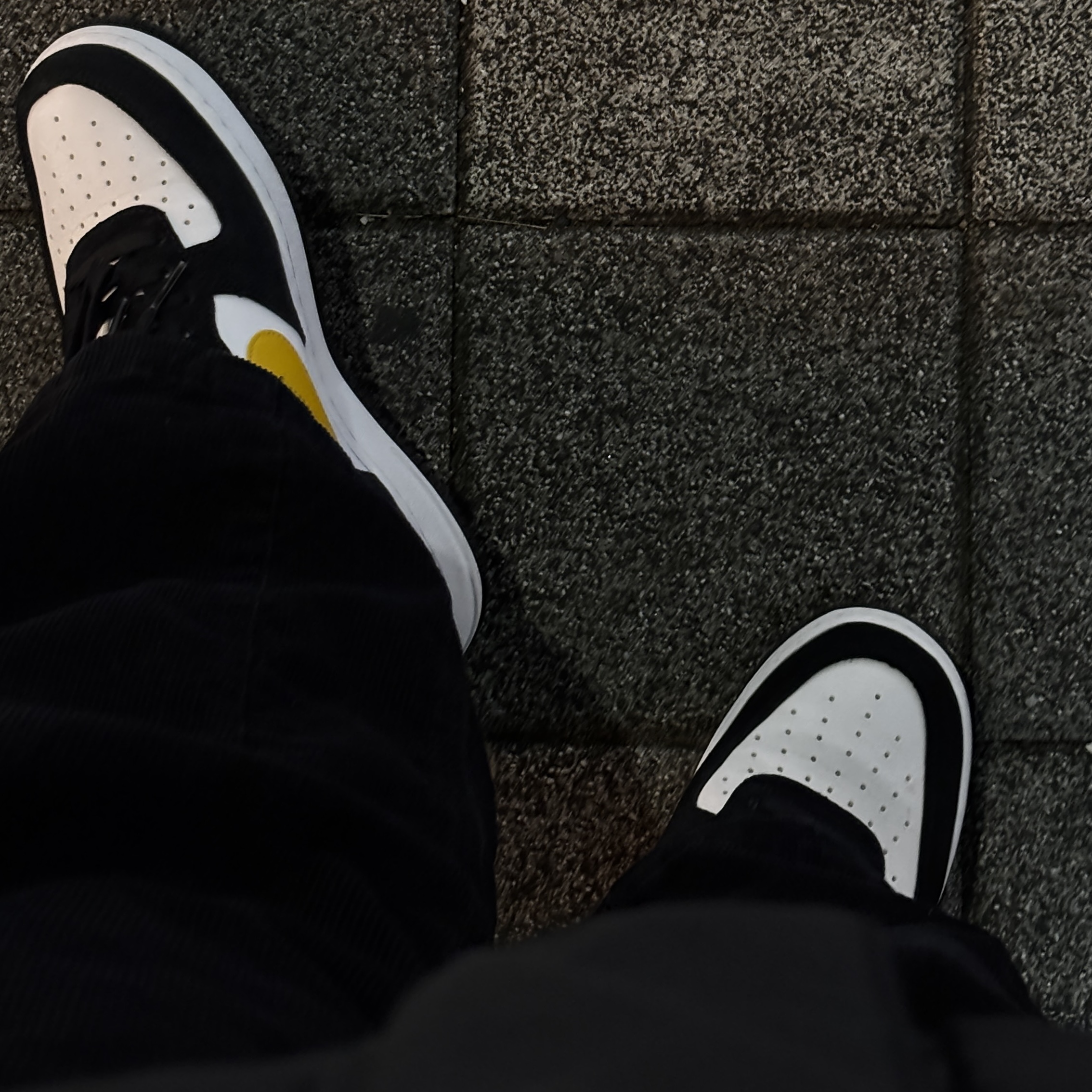 Nike Air Force 1 '07 LV8 Athletic Club Black Dark Sulfur 착용 스타일