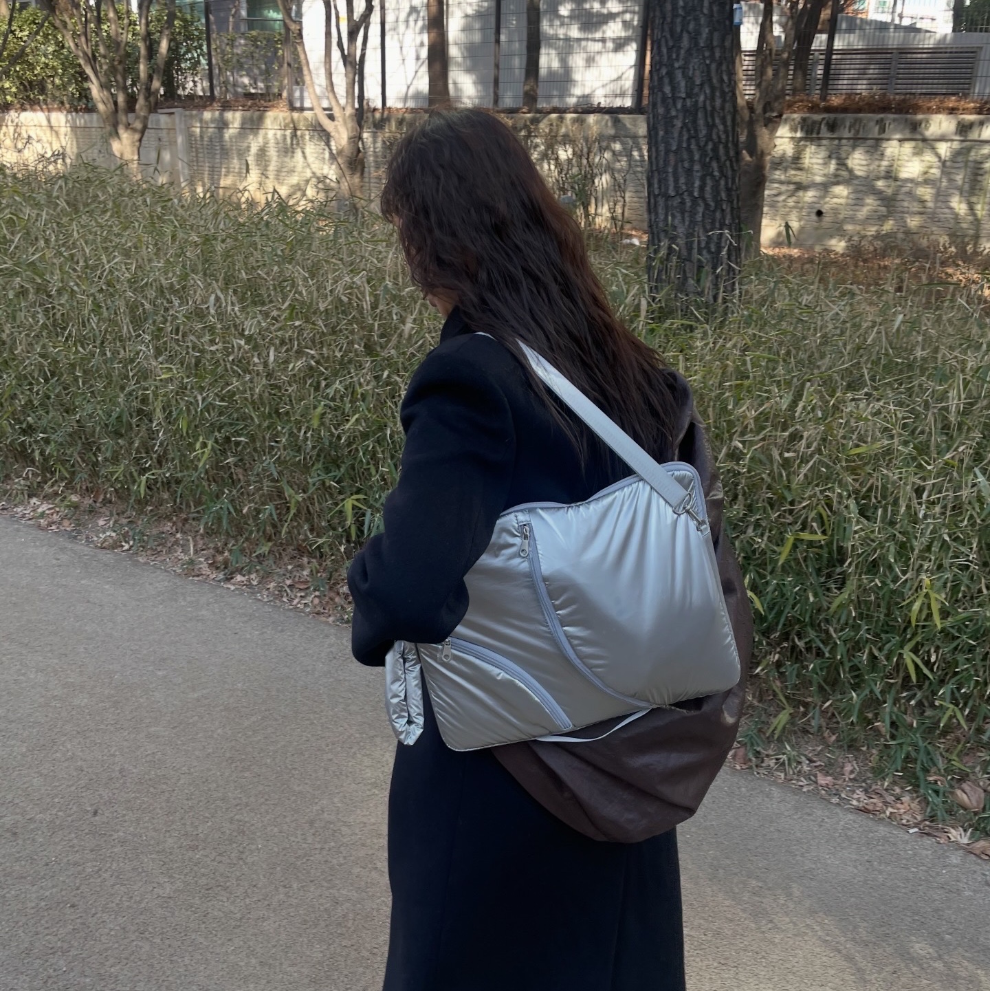 ACOC Lake 16" Laptop Clutch Silver, ACOC Glossy Large Tangle Twist Bag_Brown 착용 스타일 - 2