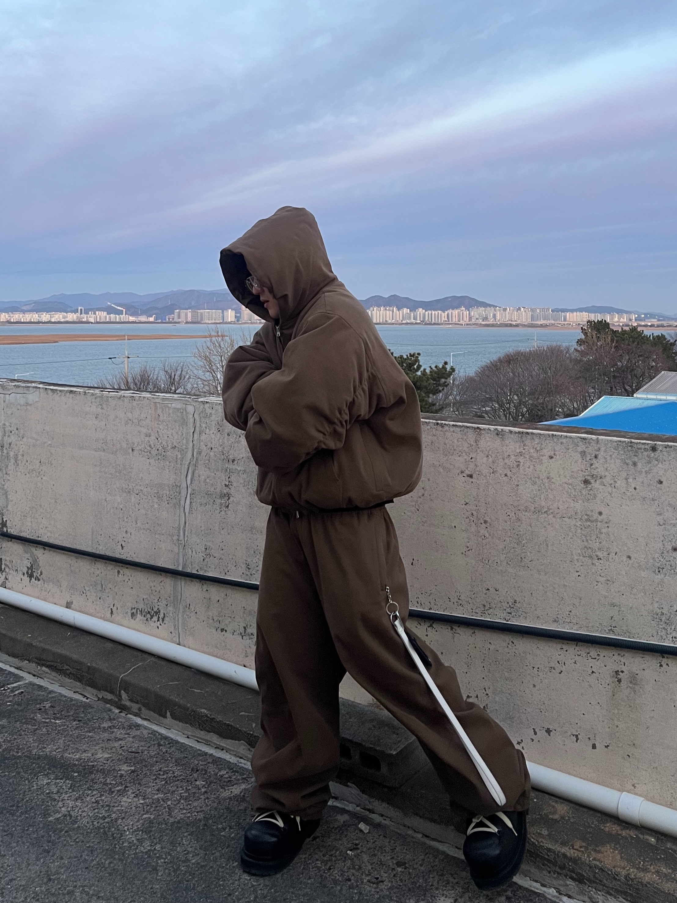 Nonnod Moleskin Shirring Bomber Khaki Brown, Nonnod Moleskin Track Pants Khaki Brown 착용 스타일 - 4