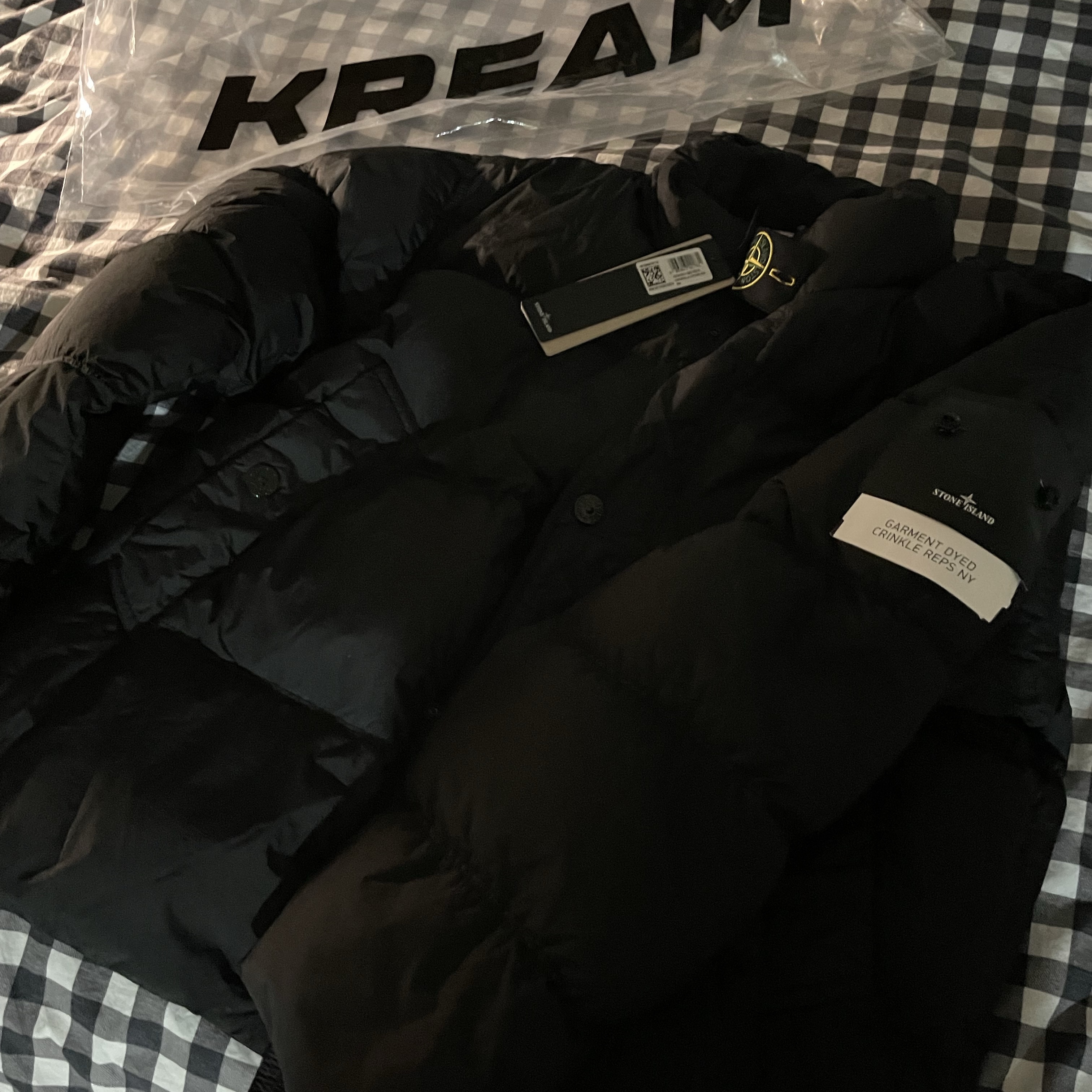 Stone Island 4100010 Crinkle Reps NY Recycled Nylon Down Jacket with Wind Resistant Black - 25FW 착용 스타일 - 1