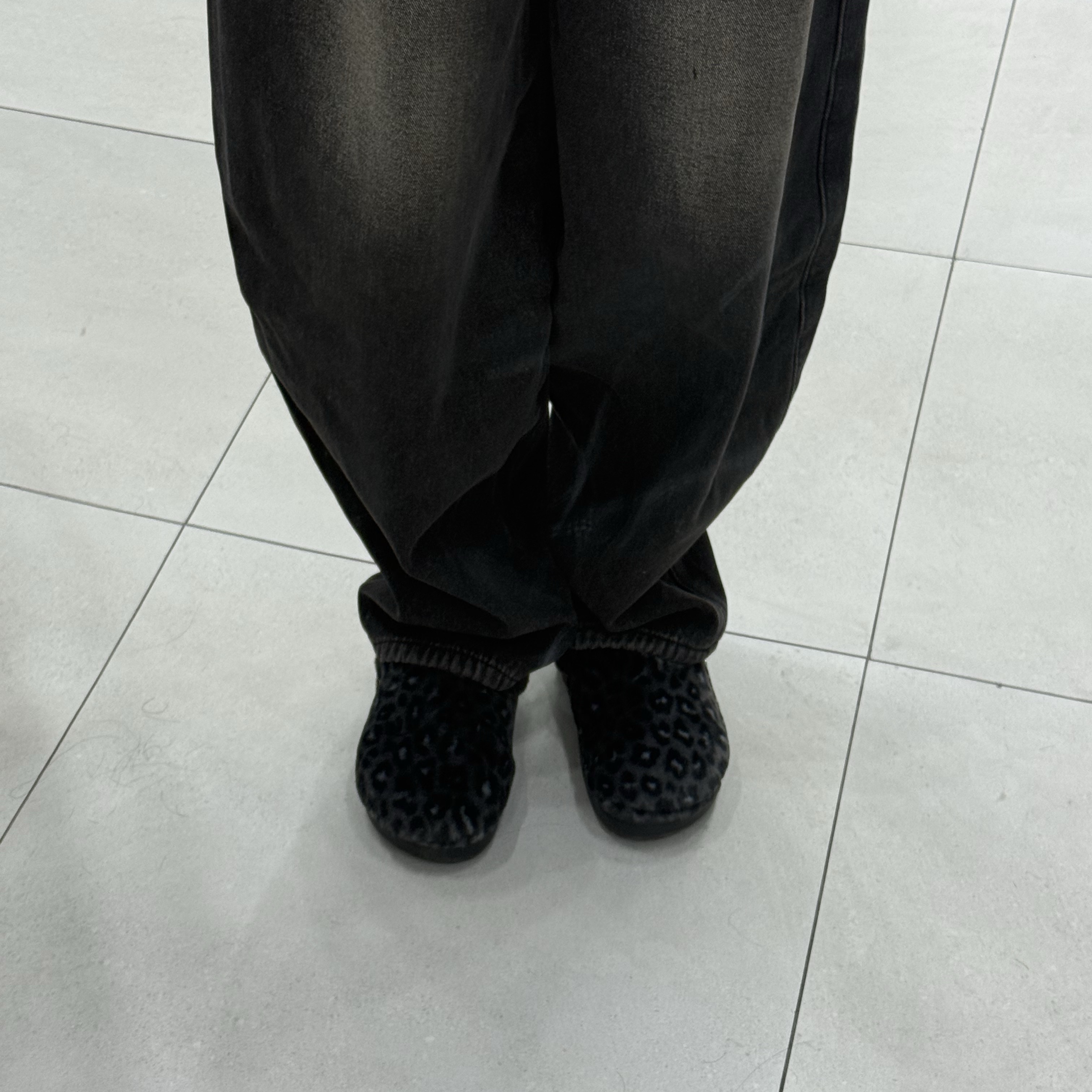 Crocs Classic Unfurgettable Leopard Clog Black Leopard 착용 스타일