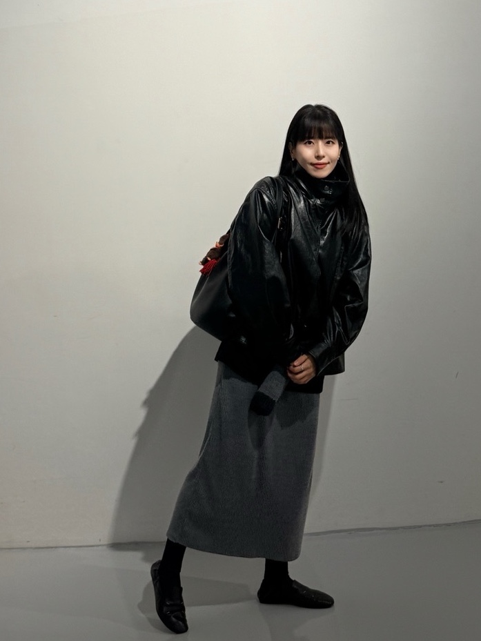 Monchhichi SS Girl Key Chain Brown, (W) Maison Margiela Kiki Slip-On Shoes Black 착용 스타일 - 1