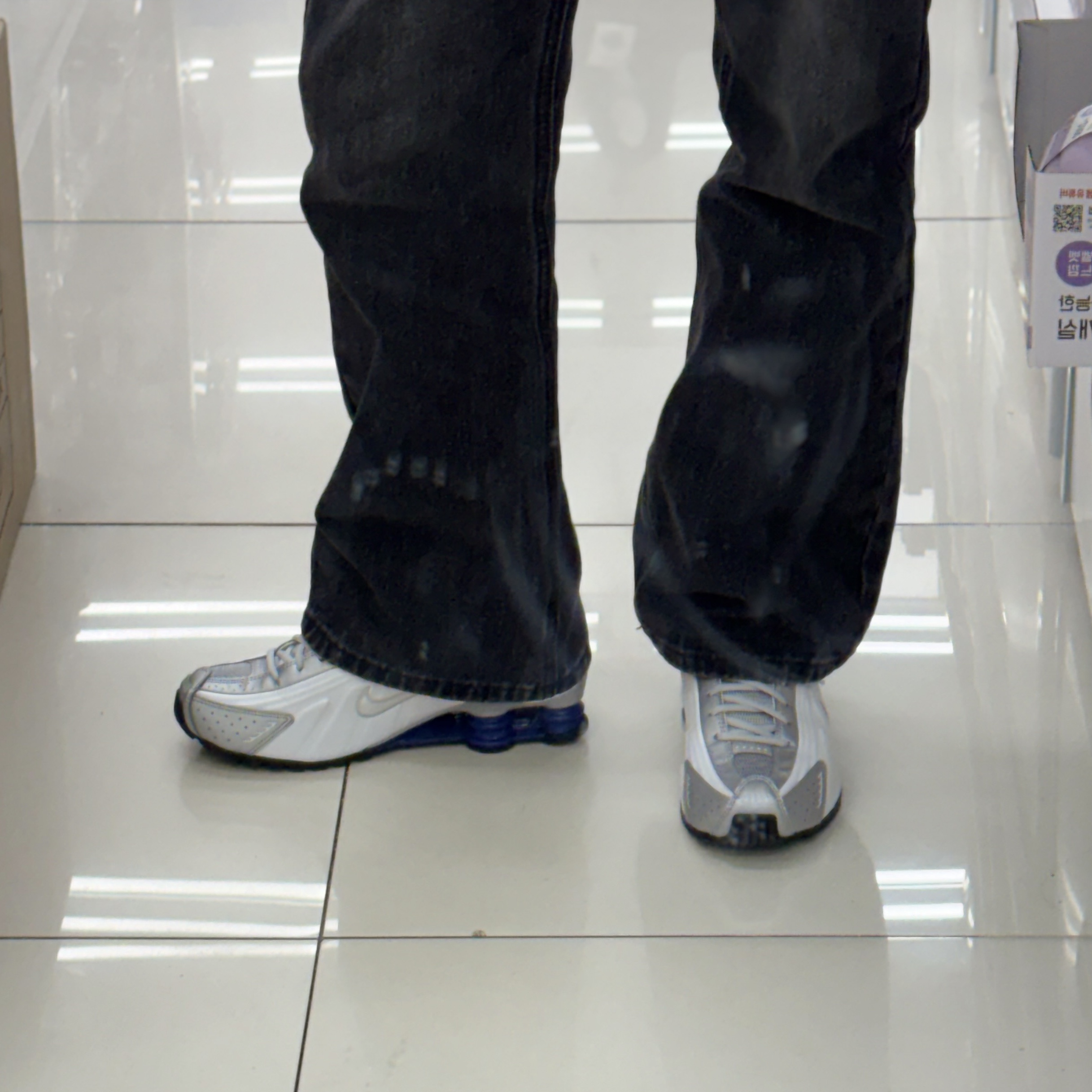 Nike Shox R4 White Metallic Silver Deep Royal Blue White 착용 스타일 - 9