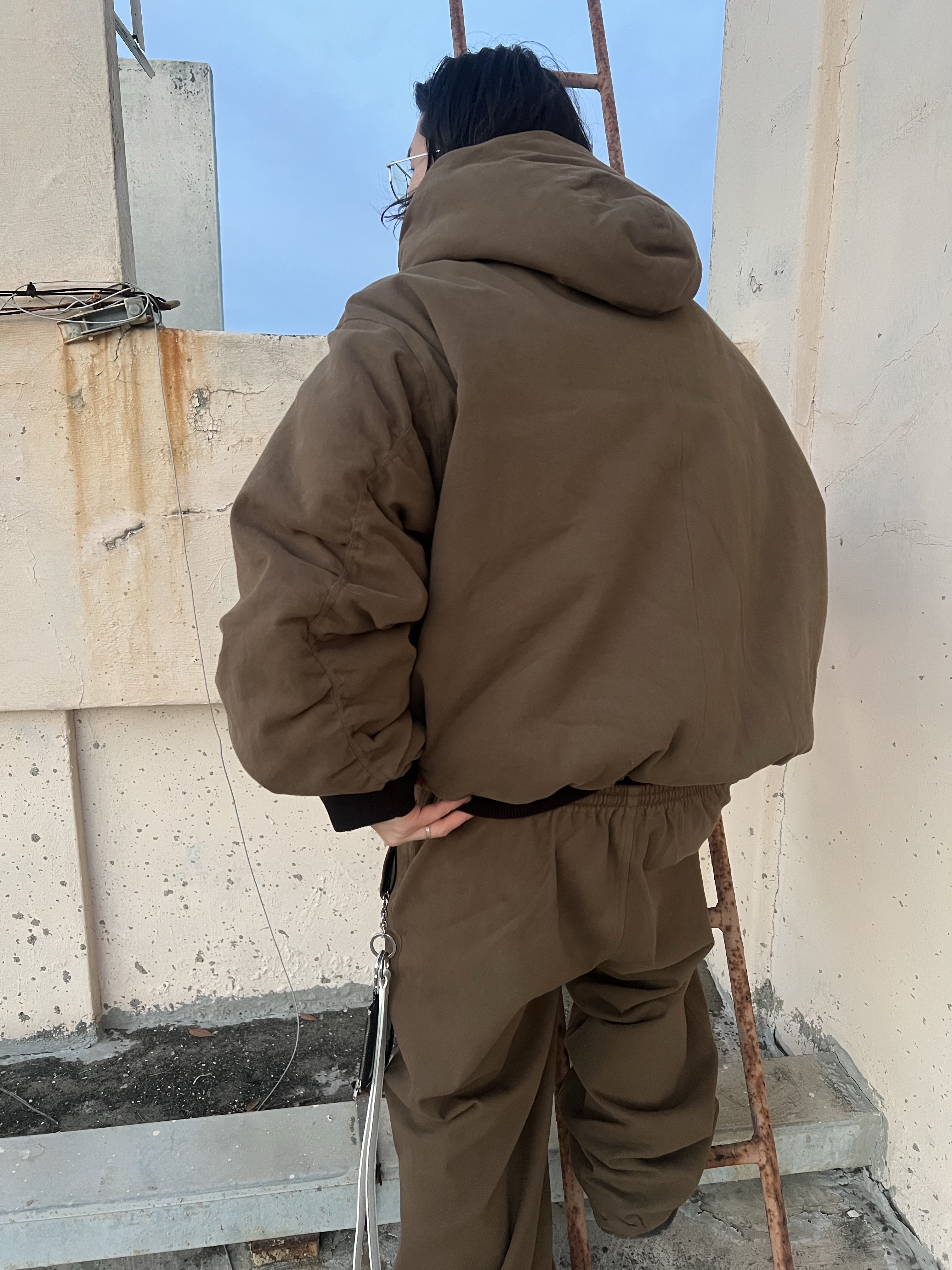 Nonnod Moleskin Shirring Bomber Khaki Brown, Nonnod Moleskin Track Pants Khaki Brown 착용 스타일 - 2