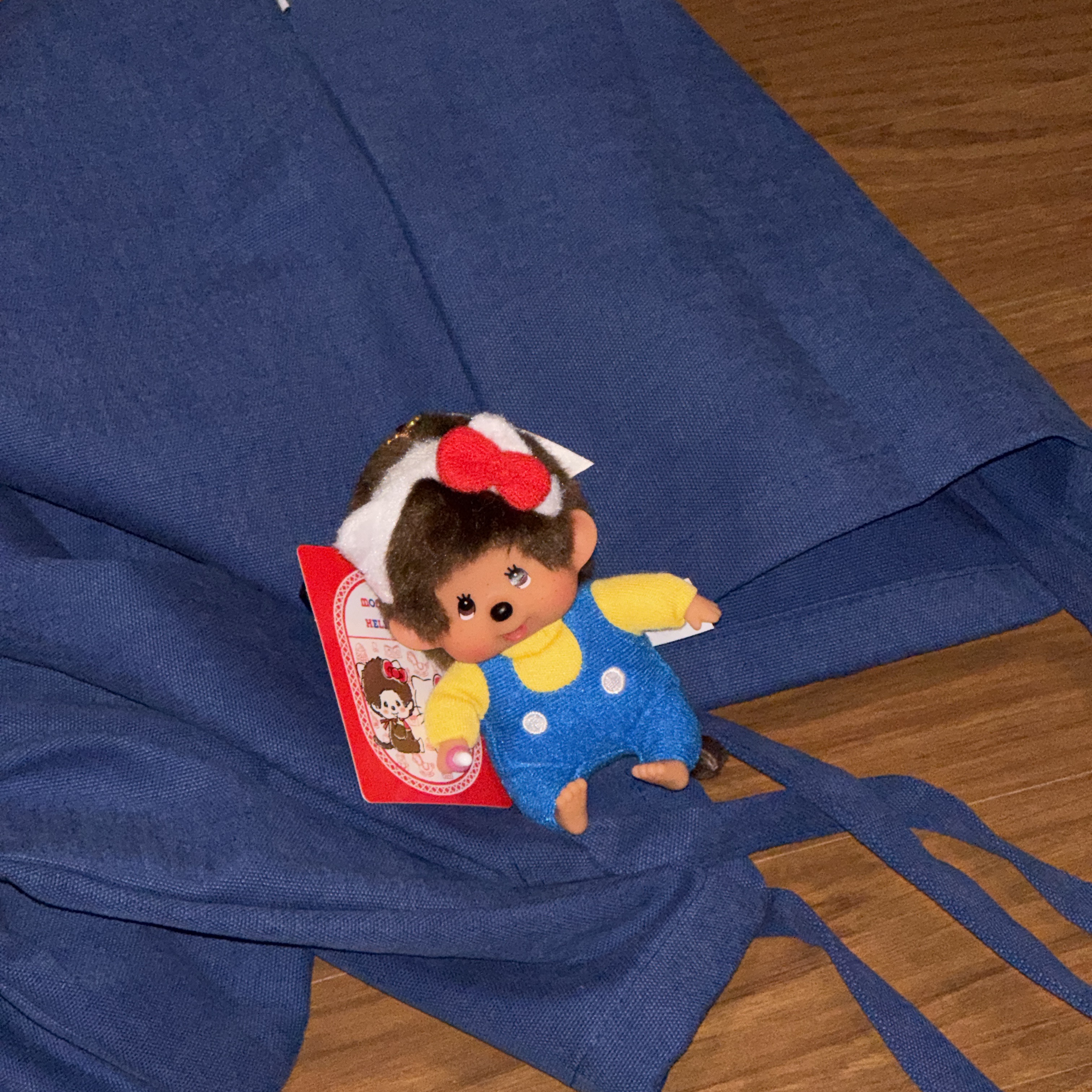 Sanrio Hello Kitty x Monchhichi 50th Anniversary Monchhichi Holder 착용 스타일 - 1