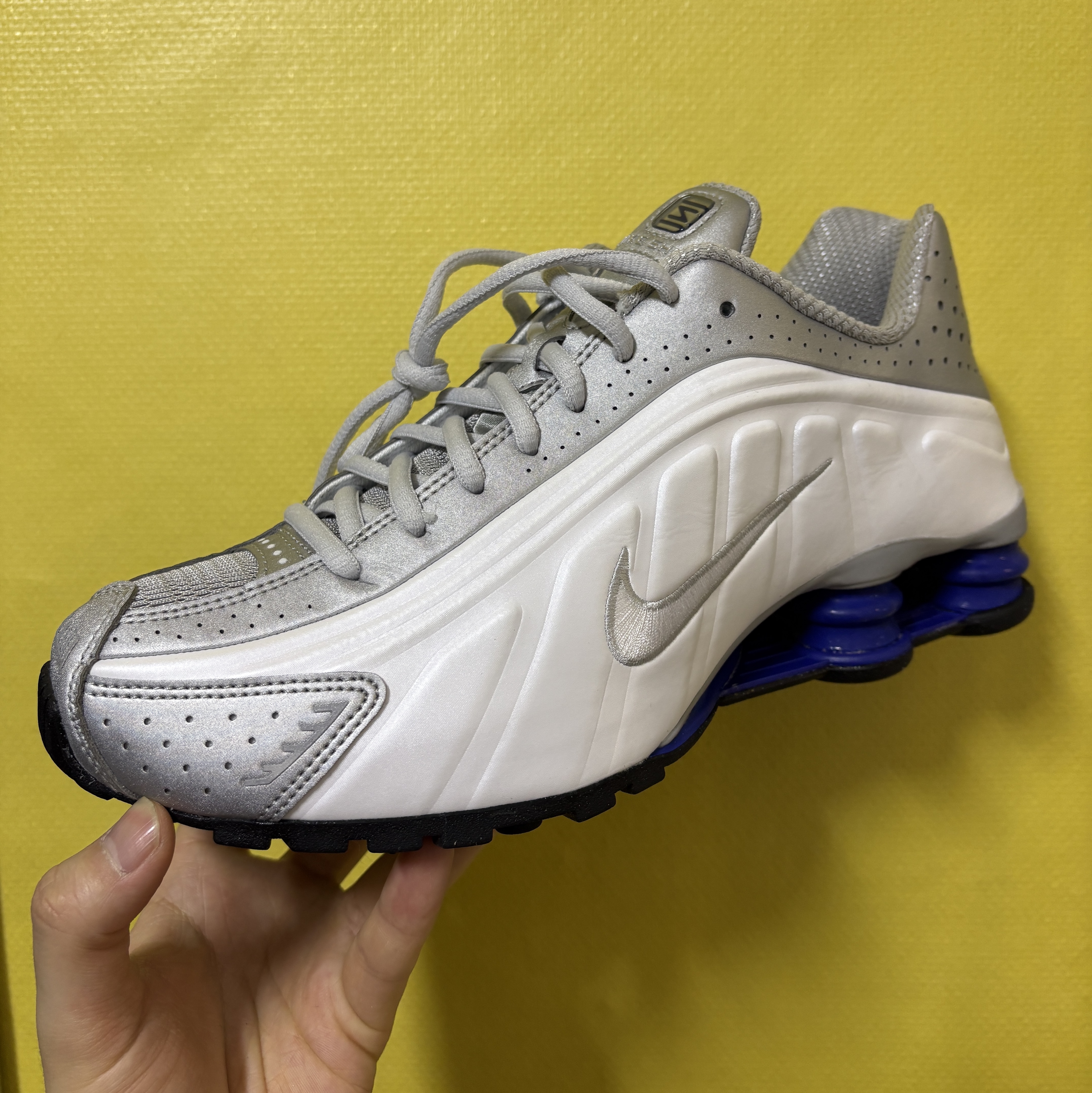 Nike Shox R4 White Metallic Silver Deep Royal Blue White 착용 스타일 - 2