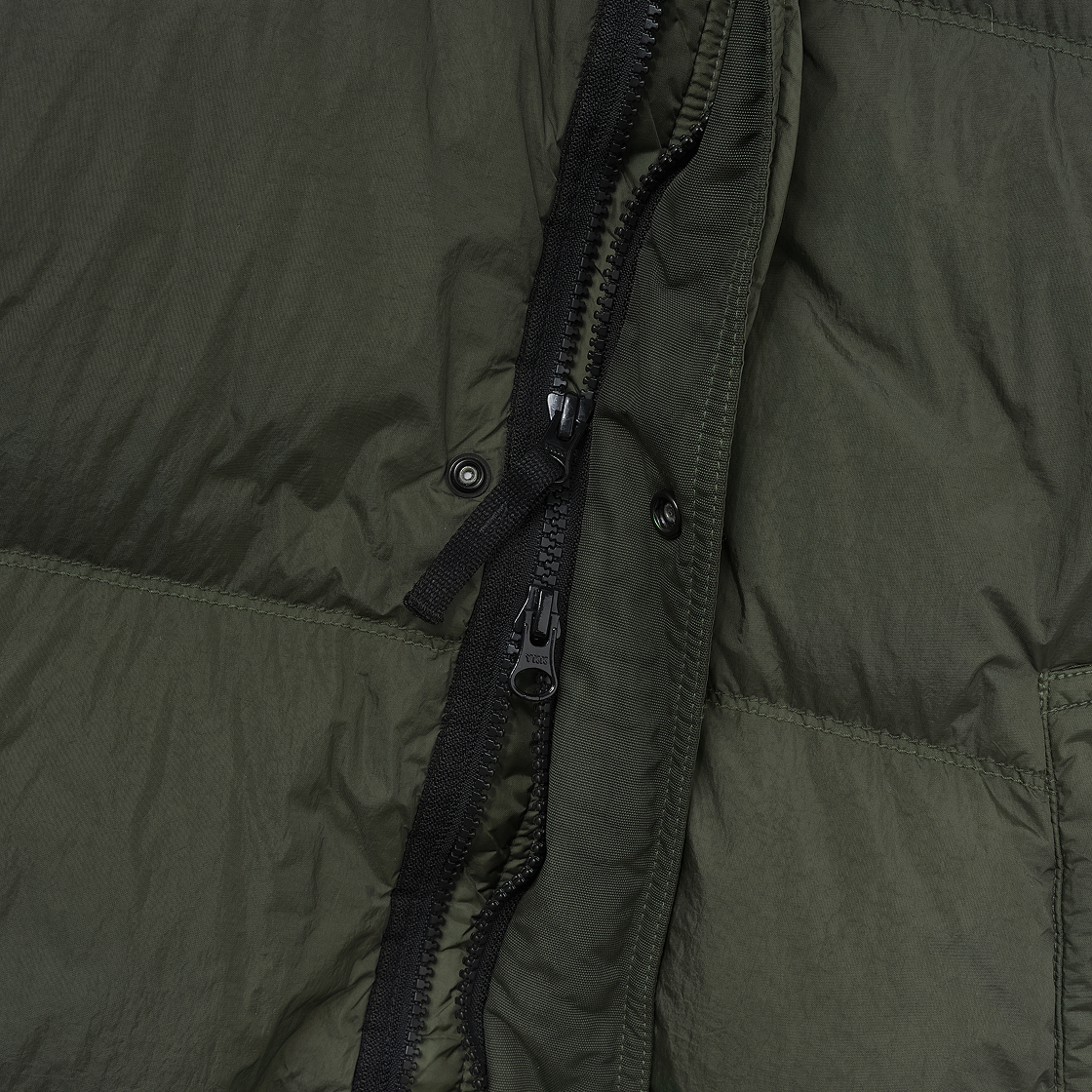 스톤 아일랜드 4100010 크링클 랩스 NY 리사이클 나일론 다운 자켓 윈드 레지스턴스 밀리터리 그린 - 25FW(Stone Island 4100010 Crinkle Reps NY Recycled Nylon Down Jacket with Wind Resistance Military Green - 25FW) - 3