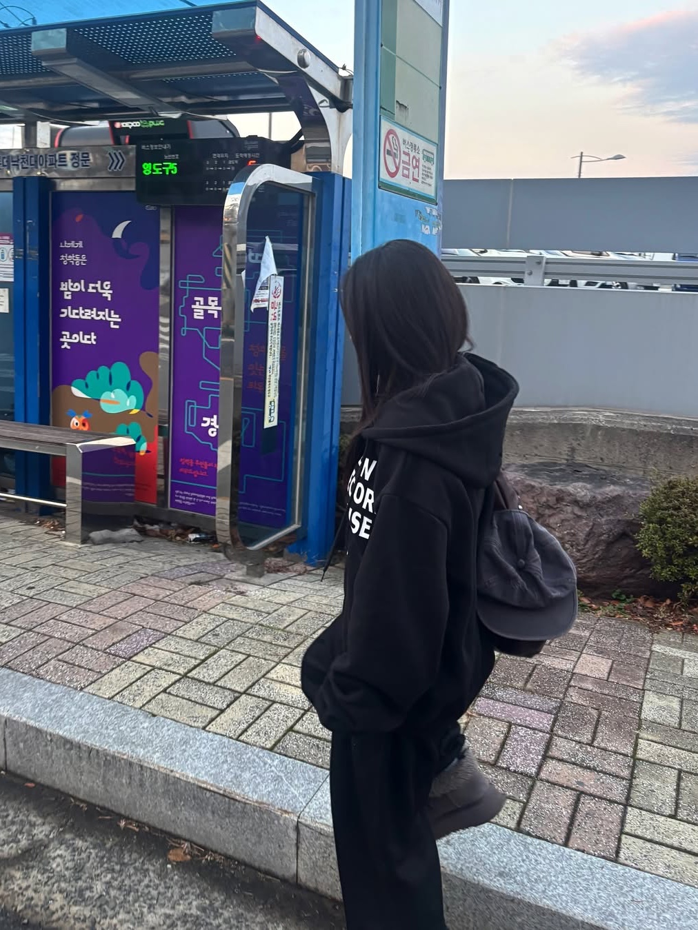SLOW RECORD HOUSE Typo Star Hood Zip-up Black 착용 스타일 - 8