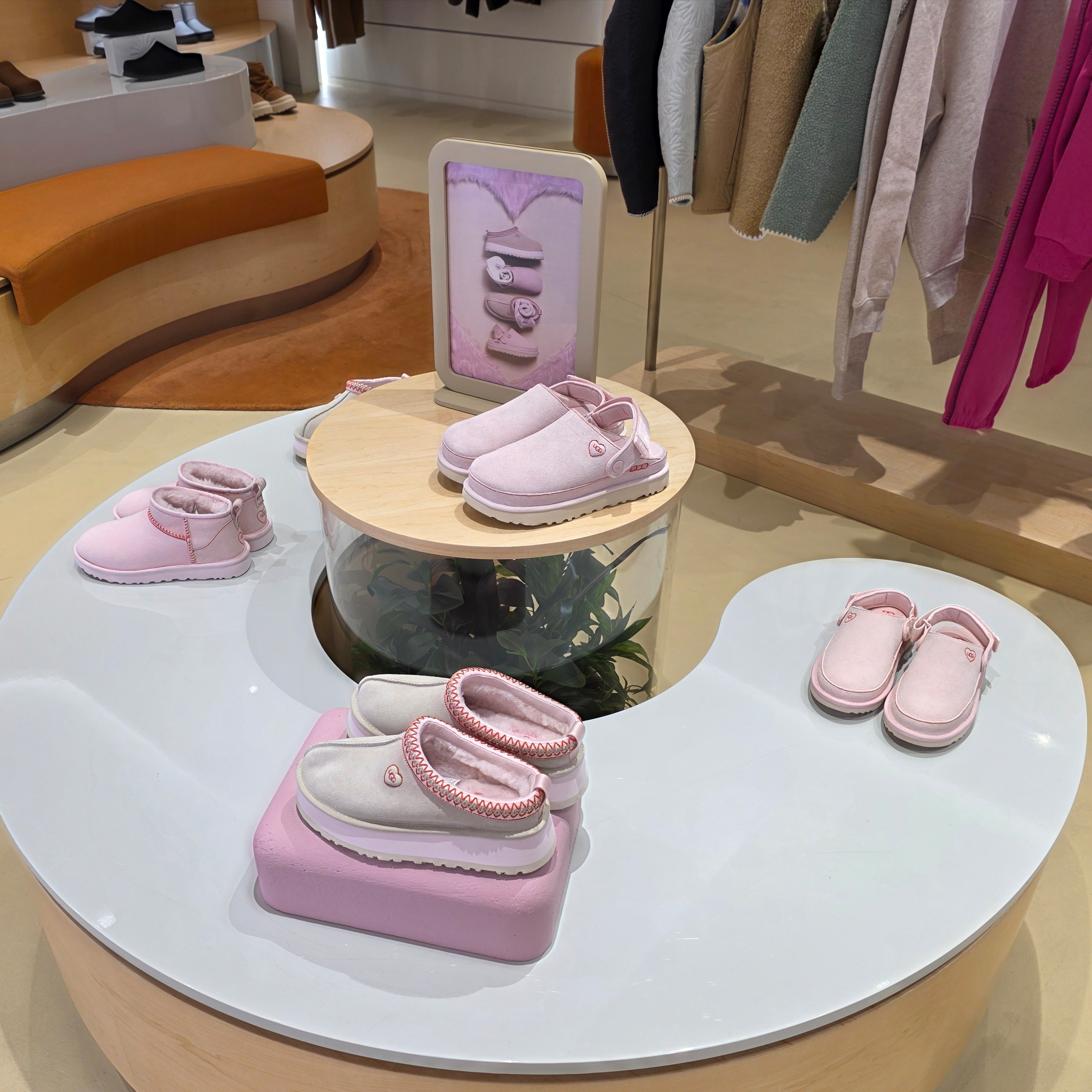 (W) UGG Goldenstar Love Clog '26 Rosetta, (W) UGG Tazz Love '26 Sea Salt Rosetta 착용 스타일