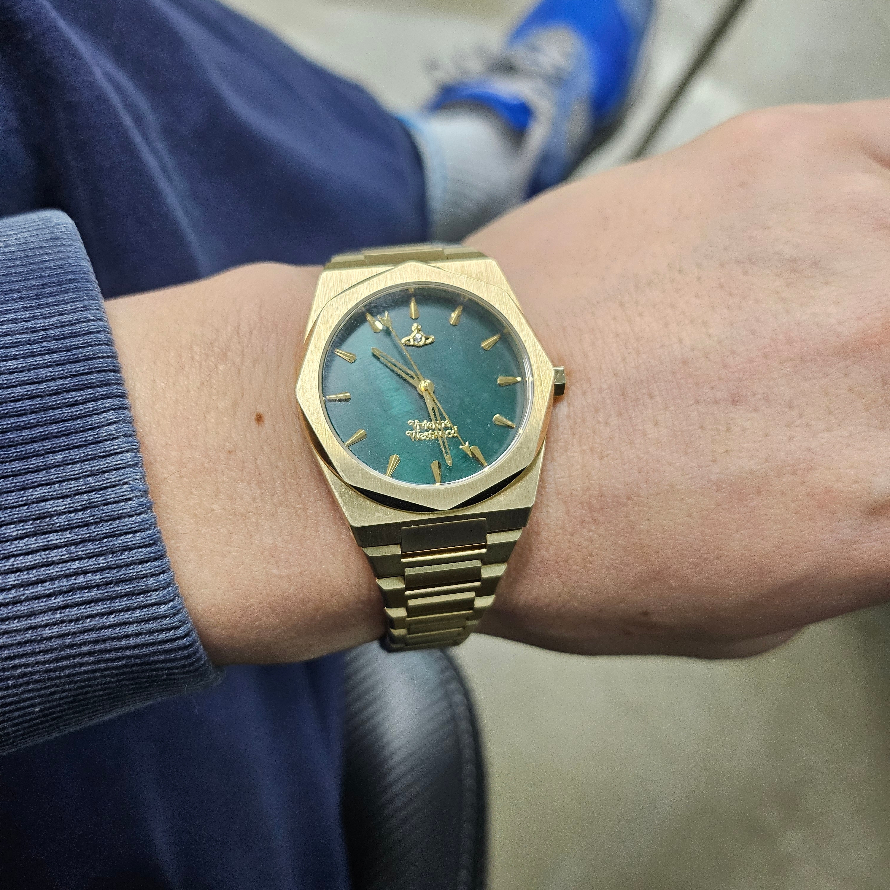 Vivienne Westwood Limehouse Gold Green 착용 스타일