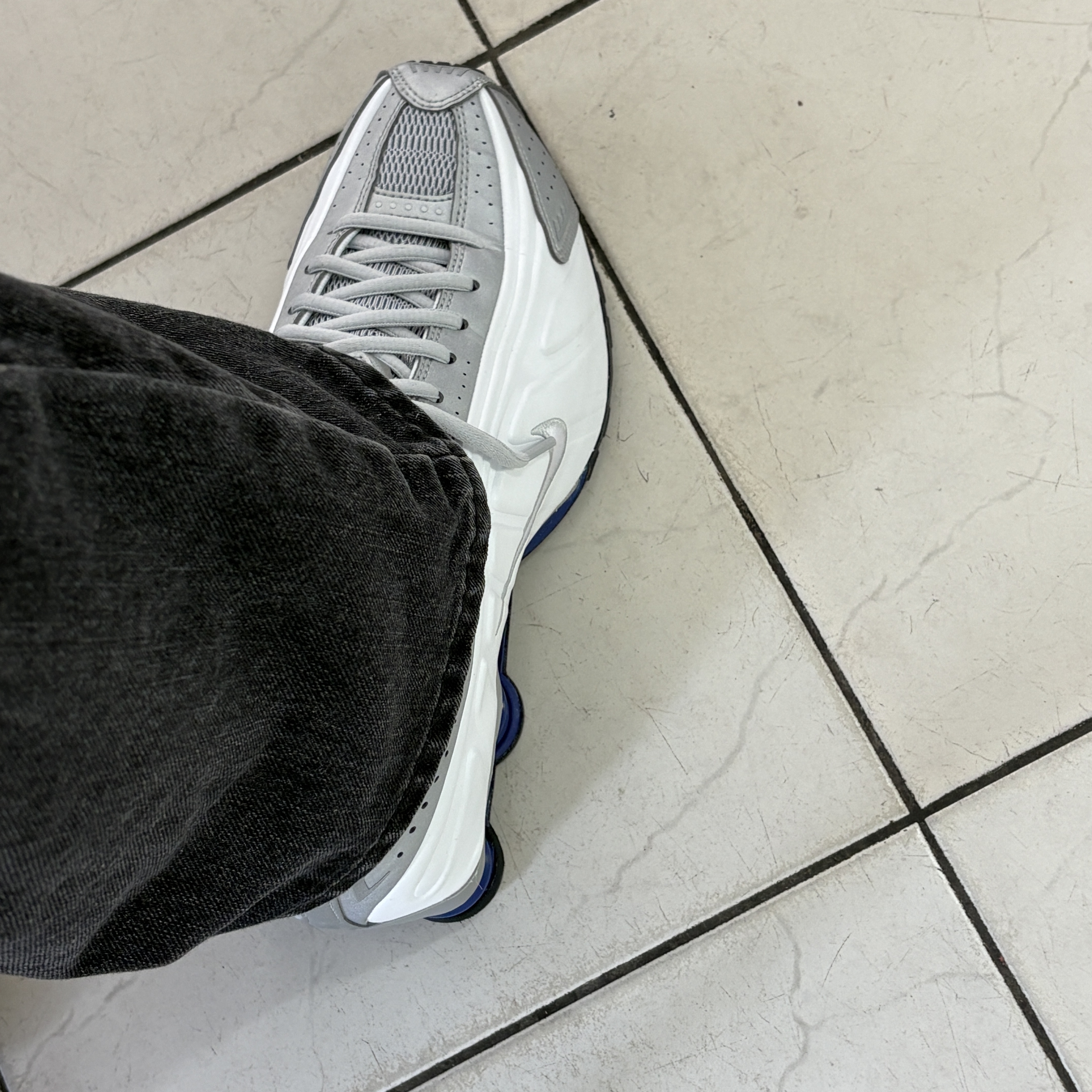 Nike Shox R4 White Metallic Silver Deep Royal Blue White 착용 스타일 - 7