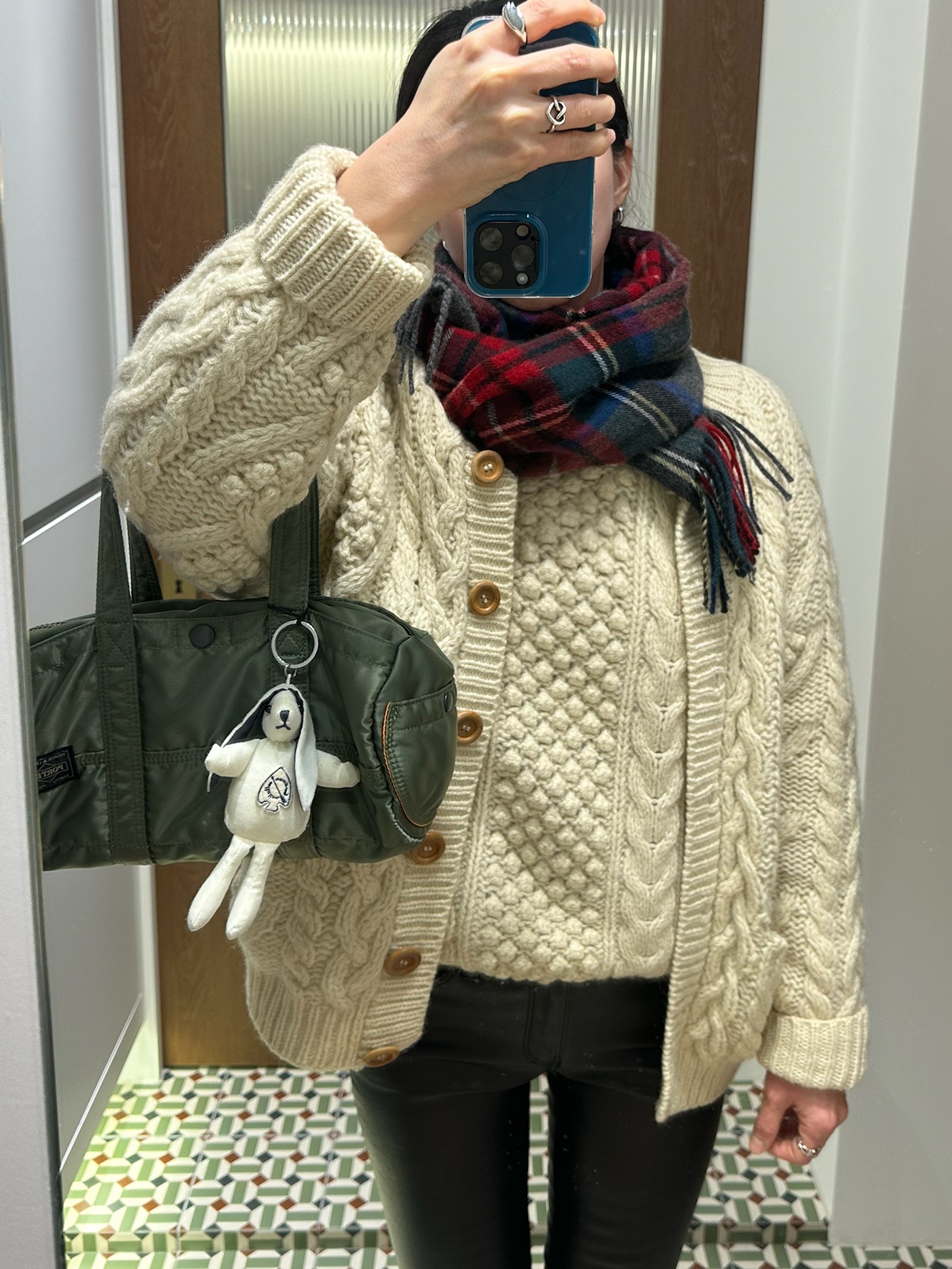 Porter Tanker Duffle Bag S Sage Green 착용 스타일 - 3
