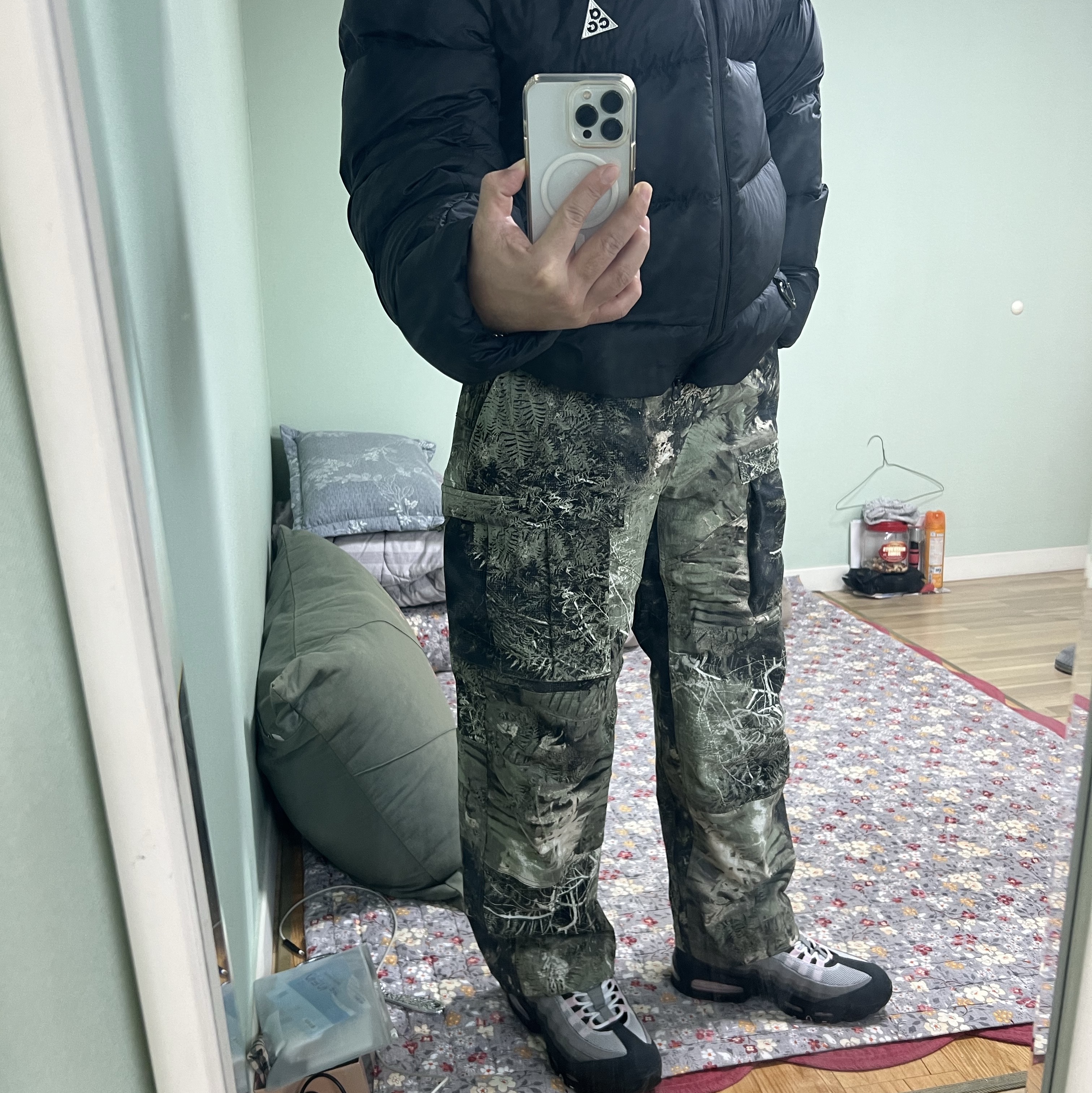 (W) Nike Air Max 95 Pink Foam, Nike ACG Smith Summit Allover Print Cargo Pants Oil Green - Asia 착용 스타일