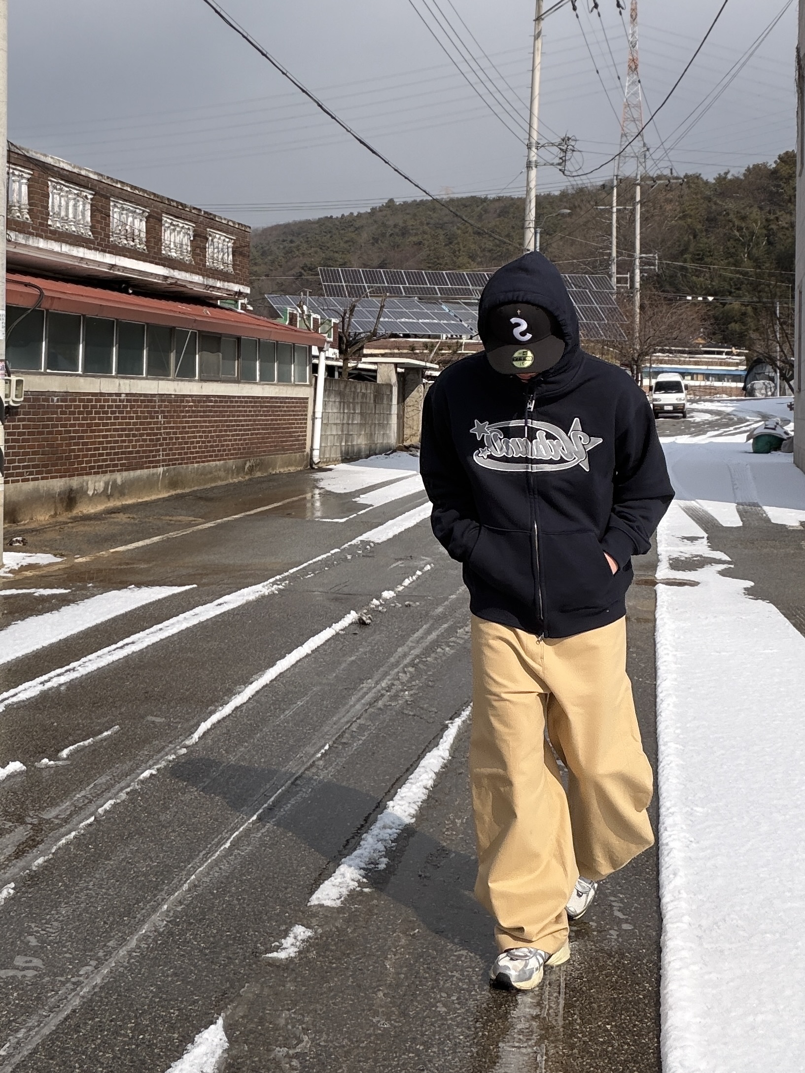 Supreme Gold Cross S Logo New Era Black - 24SS, Nike V2K Run Summit White Metallic Silver 착용 스타일 - 3