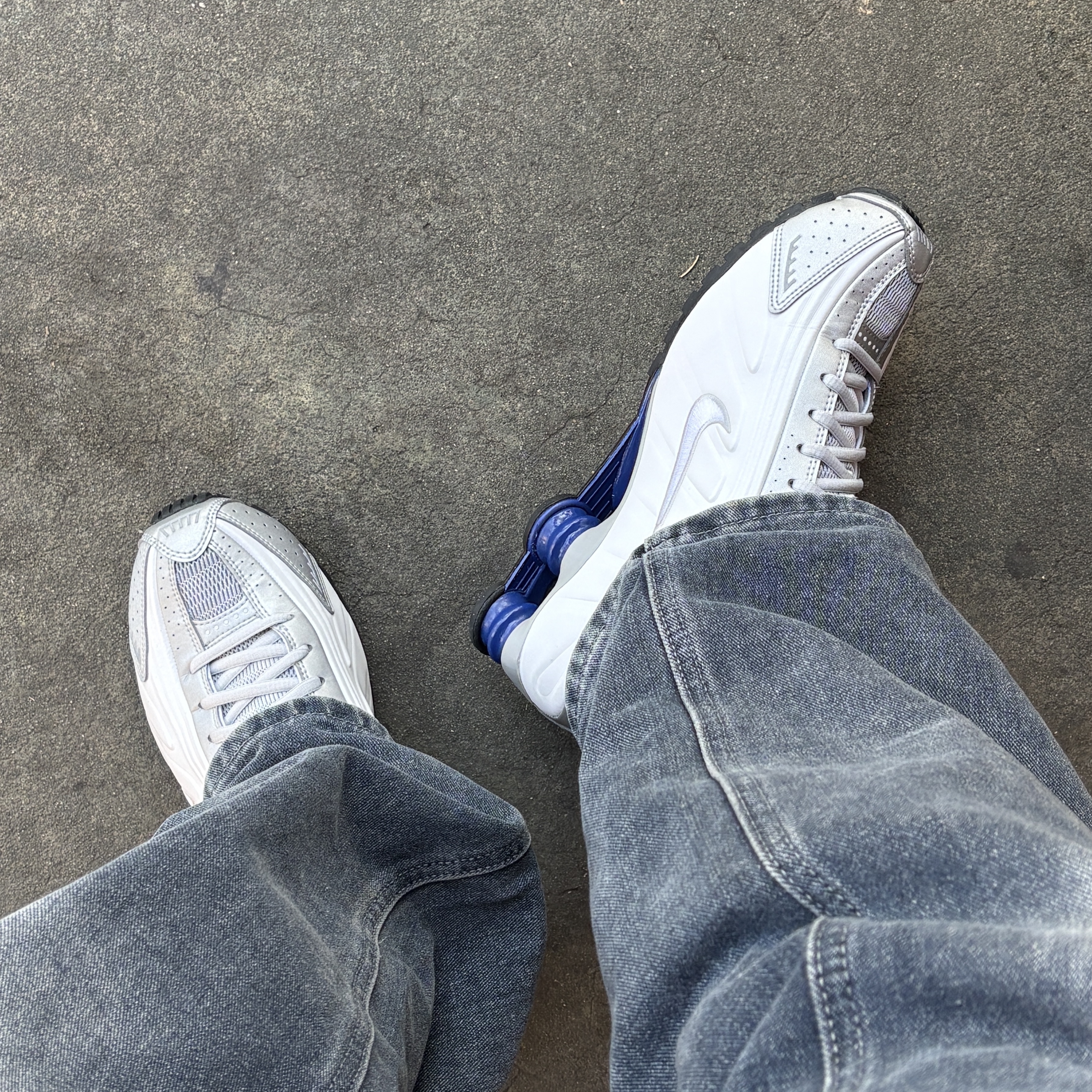 Nike Shox R4 White Metallic Silver Deep Royal Blue White 착용 스타일 - 2